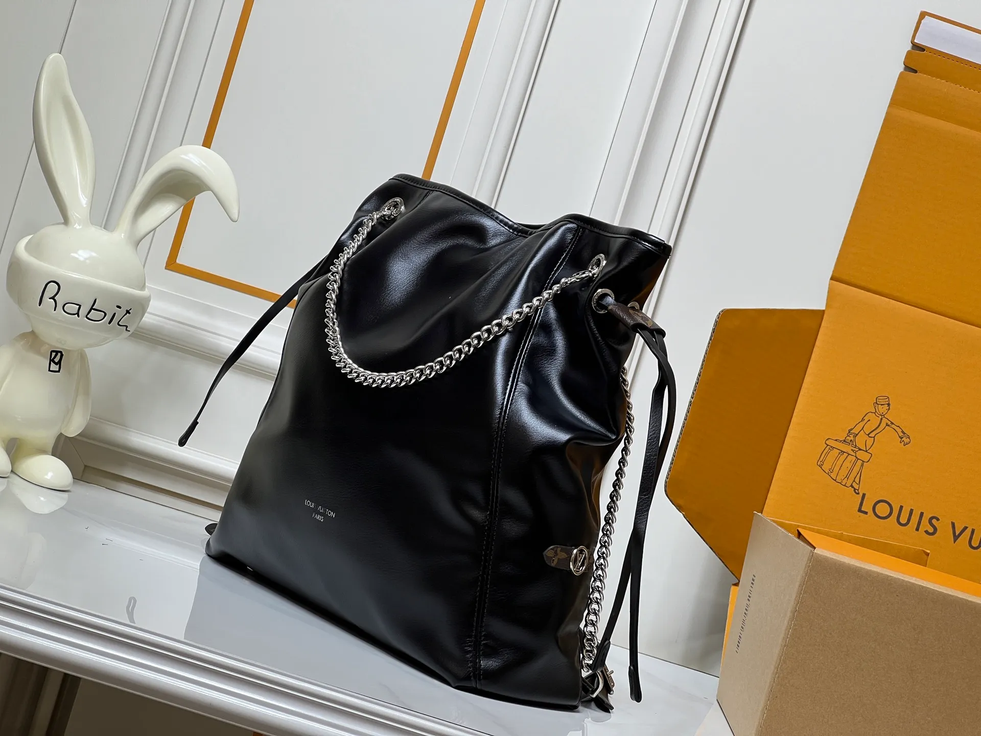 Batch 340💰M25545 Off Duty Medium Handbag is from the LV Vibe series, which can inject avant-garde rock style into any look. The sheepskin body has glossy hardware and the LV Circle logo on one side. Dimensions: 33x24x11.5cm