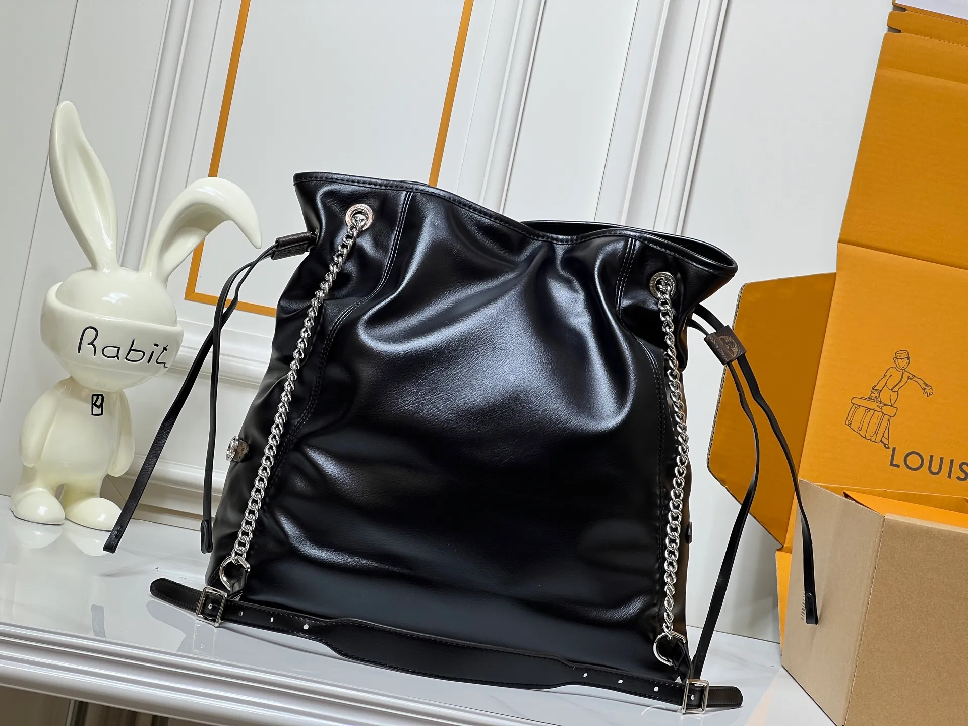 Batch 340💰M25545 Off Duty Medium Handbag is from the LV Vibe series, which can inject avant-garde rock style into any look. The sheepskin body has glossy hardware and the LV Circle logo on one side. Dimensions: 33x24x11.5cm