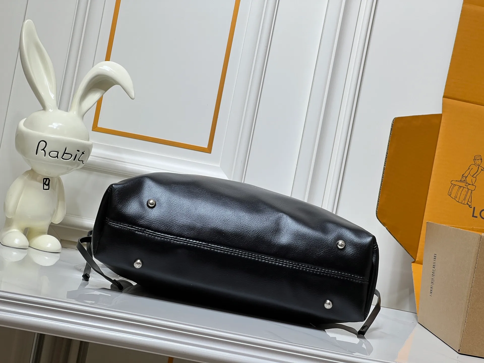 Batch 340💰M25545 Off Duty Medium Handbag is from the LV Vibe series, which can inject avant-garde rock style into any look. The sheepskin body has glossy hardware and the LV Circle logo on one side. Dimensions: 33x24x11.5cm