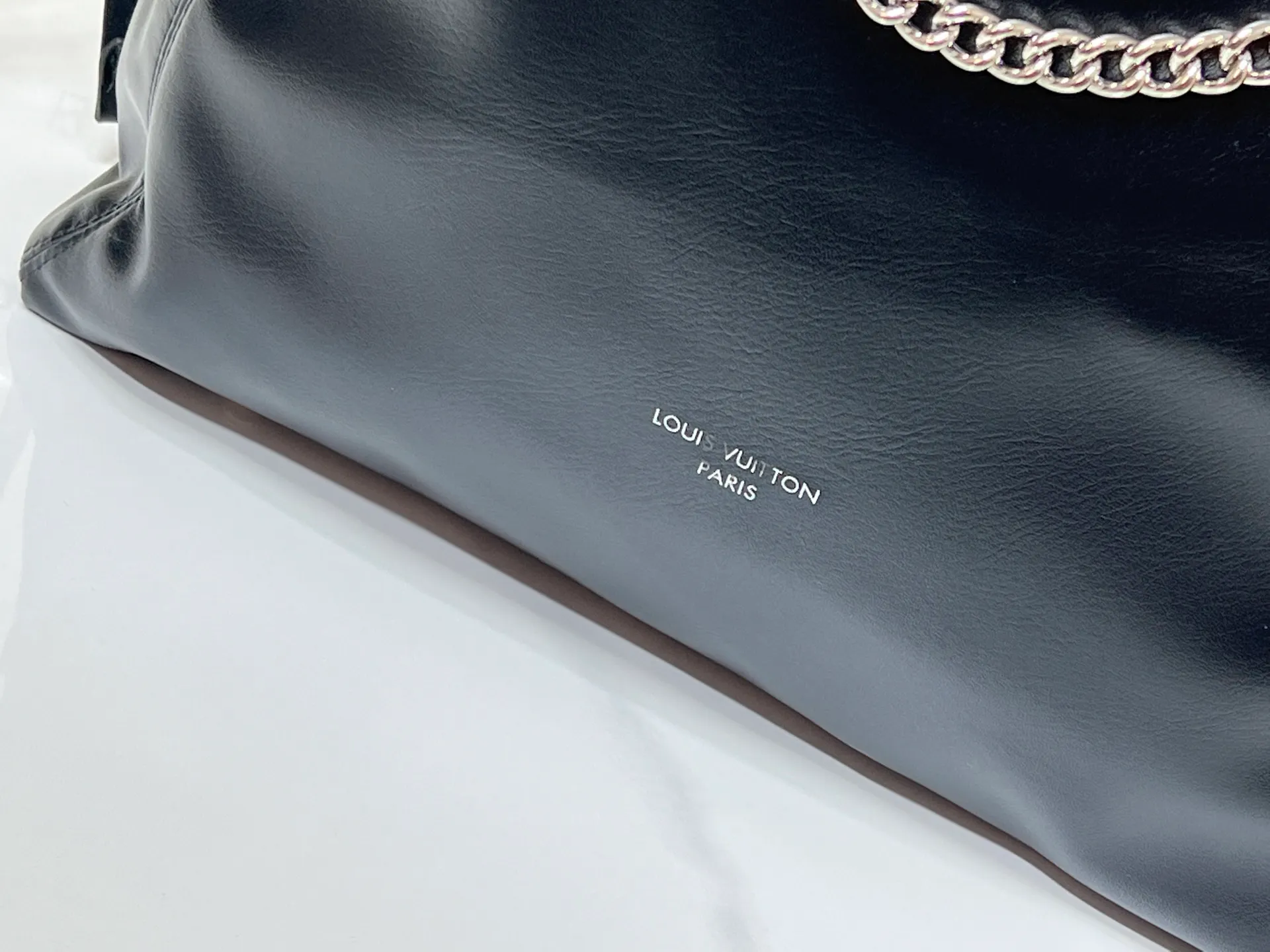 Batch 340💰M25545 Off Duty Medium Handbag is from the LV Vibe series, which can inject avant-garde rock style into any look. The sheepskin body has glossy hardware and the LV Circle logo on one side. Dimensions: 33x24x11.5cm
