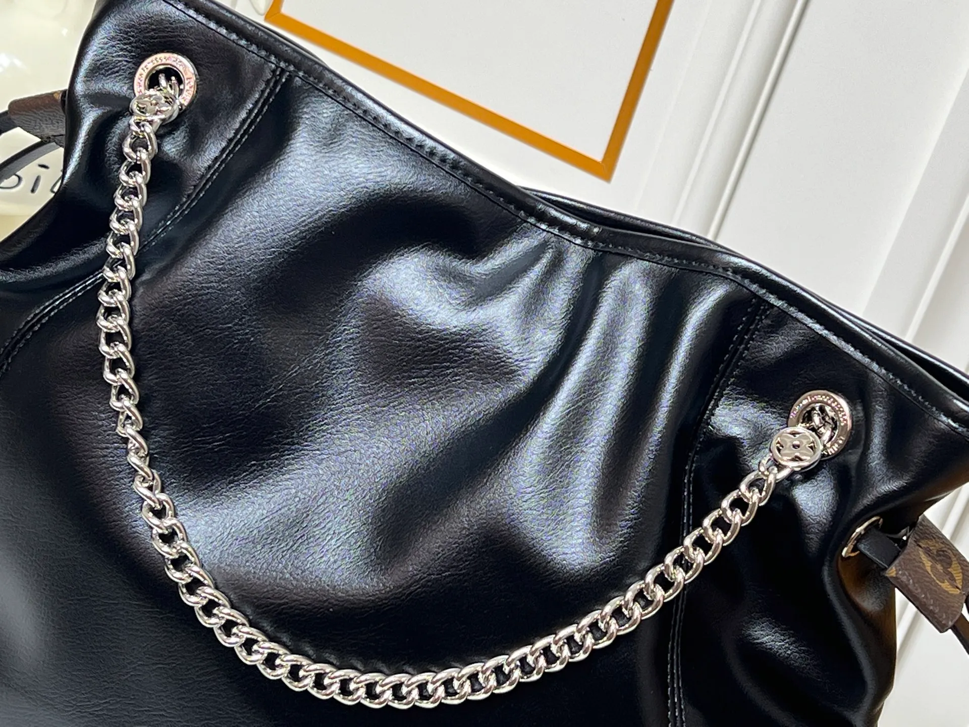 Batch 340💰M25545 Off Duty Medium Handbag is from the LV Vibe series, which can inject avant-garde rock style into any look. The sheepskin body has glossy hardware and the LV Circle logo on one side. Dimensions: 33x24x11.5cm