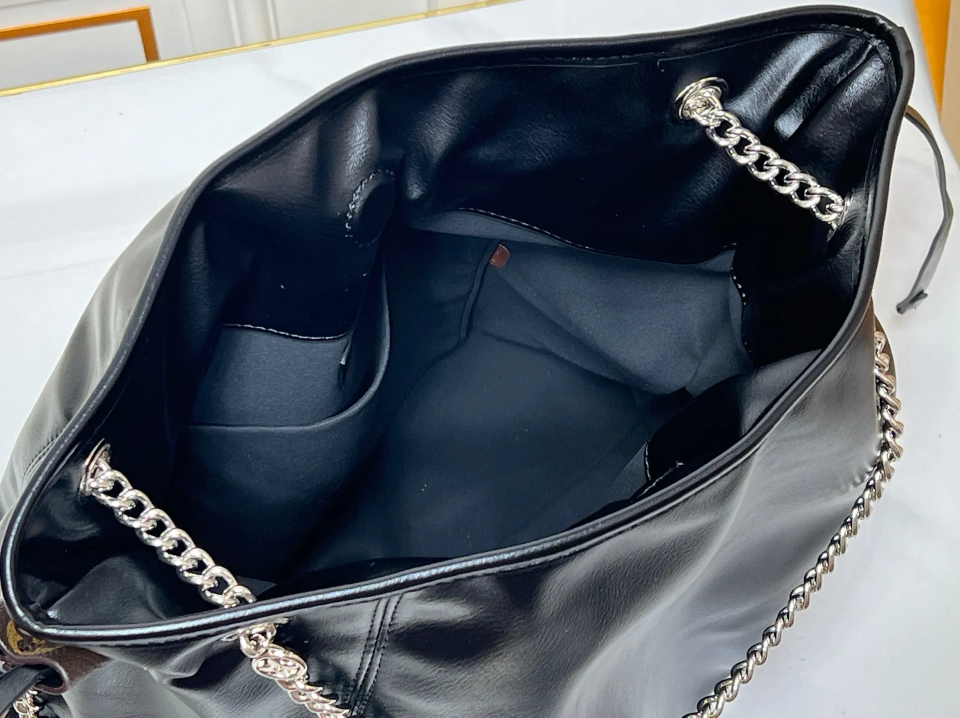 Batch 340💰M25545 Off Duty Medium Handbag is from the LV Vibe series, which can inject avant-garde rock style into any look. The sheepskin body has glossy hardware and the LV Circle logo on one side. Dimensions: 33x24x11.5cm