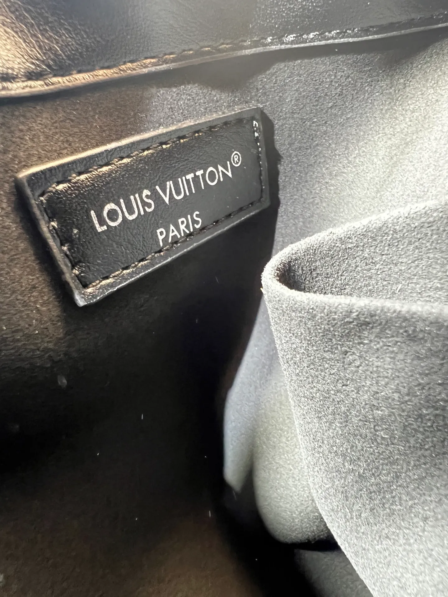 Batch 340💰M25545 Off Duty Medium Handbag is from the LV Vibe series, which can inject avant-garde rock style into any look. The sheepskin body has glossy hardware and the LV Circle logo on one side. Dimensions: 33x24x11.5cm