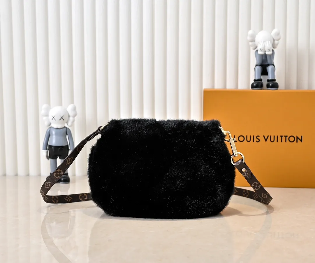 💰320💰Upgraded from the original M12097 M12192 M46829 This Sunset handbag is made of soft shearling and expresses the theme of the LV Ski Cozygram series with its unique design. Yingze metal hardware and Monogram details anchor the classic style, instantly upgrading your winter look. The ample structure makes it easy to store all your day and night needs, making it a perfect choice for leisure time after snow. Dimensions: 27.0 x 18.0 x 3.0 cm (length x height x width)