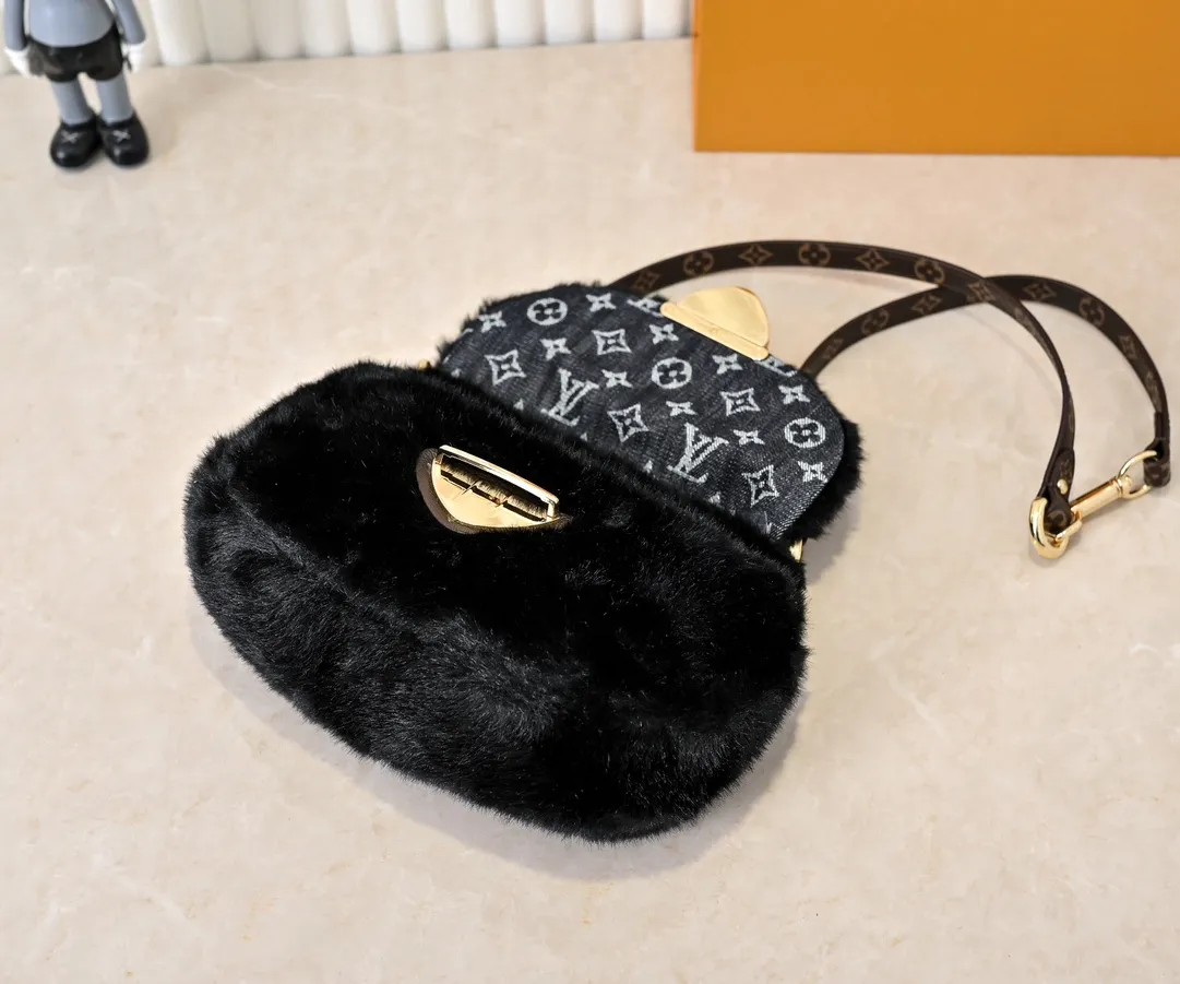 💰320💰Upgraded from the original M12097 M12192 M46829 This Sunset handbag is made of soft shearling and expresses the theme of the LV Ski Cozygram series with its unique design. Yingze metal hardware and Monogram details anchor the classic style, instantly upgrading your winter look. The ample structure makes it easy to store all your day and night needs, making it a perfect choice for leisure time after snow. Dimensions: 27.0 x 18.0 x 3.0 cm (length x height x width)