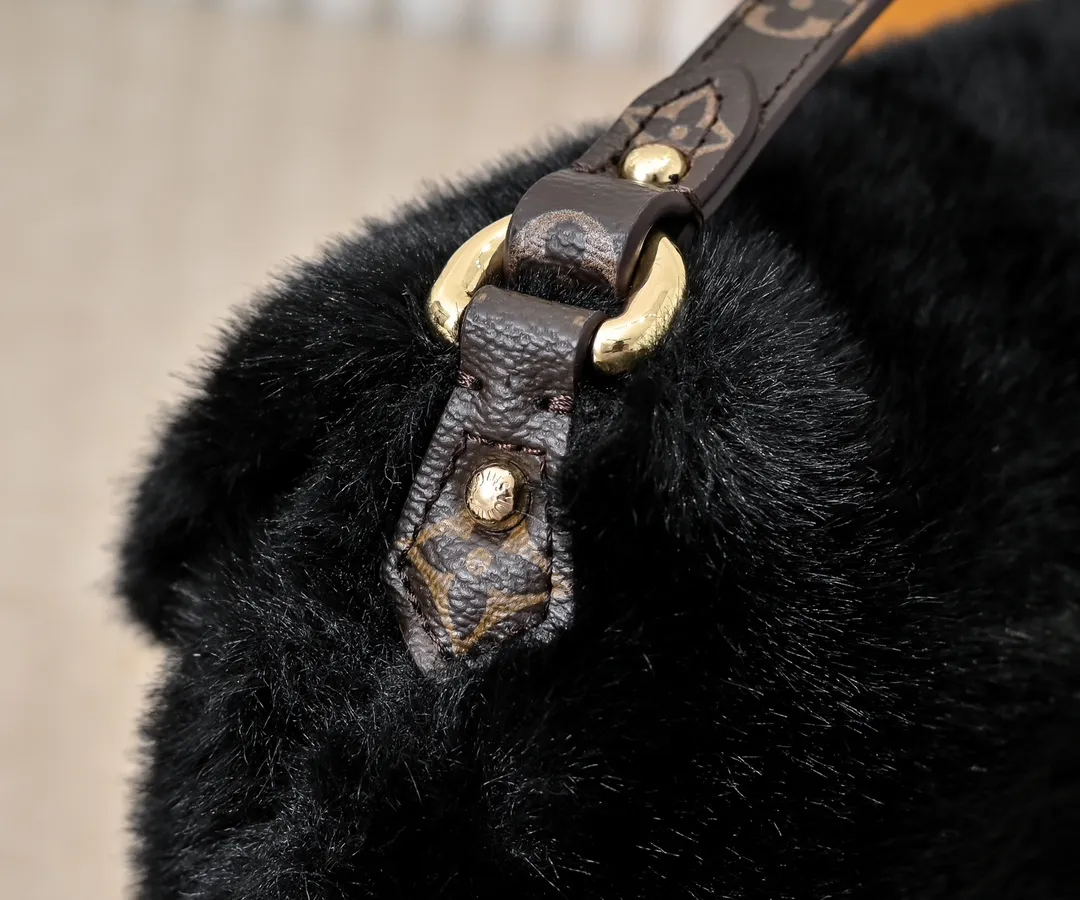 💰320💰Upgraded from the original M12097 M12192 M46829 This Sunset handbag is made of soft shearling and expresses the theme of the LV Ski Cozygram series with its unique design. Yingze metal hardware and Monogram details anchor the classic style, instantly upgrading your winter look. The ample structure makes it easy to store all your day and night needs, making it a perfect choice for leisure time after snow. Dimensions: 27.0 x 18.0 x 3.0 cm (length x height x width)