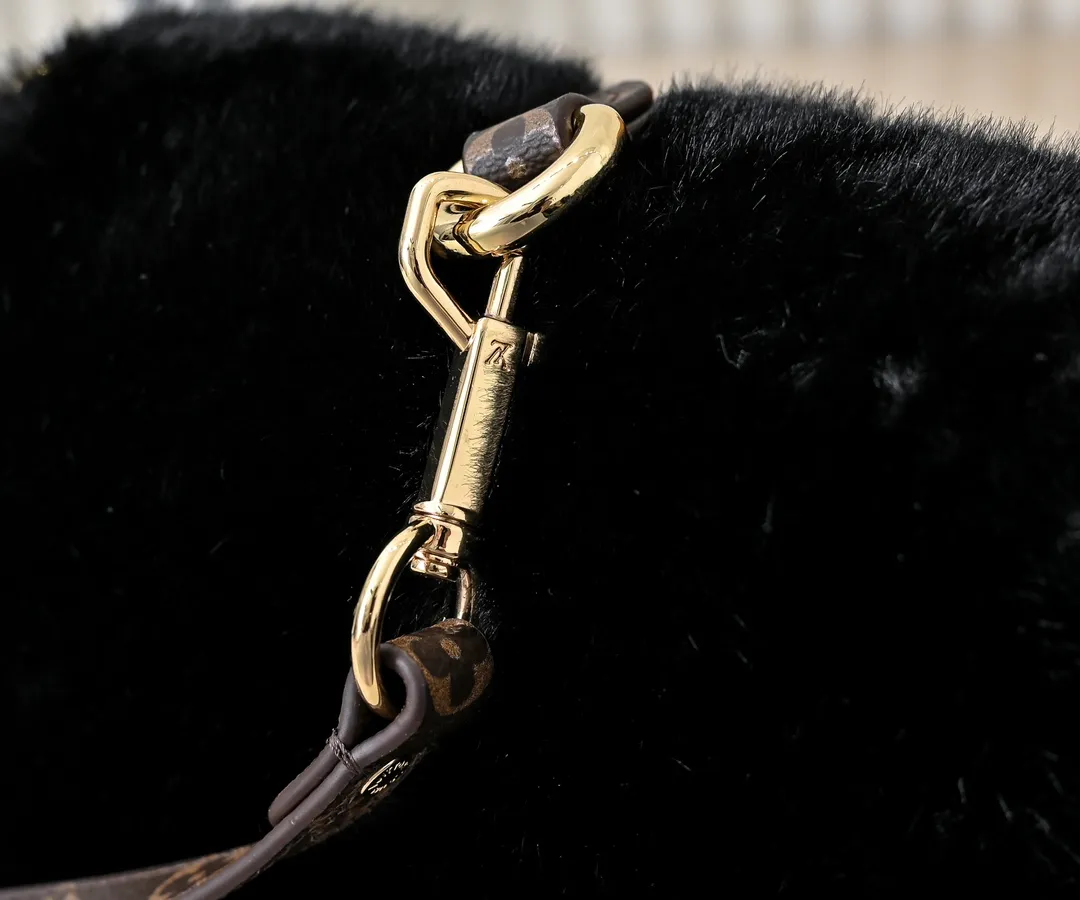 💰320💰Upgraded from the original M12097 M12192 M46829 This Sunset handbag is made of soft shearling and expresses the theme of the LV Ski Cozygram series with its unique design. Yingze metal hardware and Monogram details anchor the classic style, instantly upgrading your winter look. The ample structure makes it easy to store all your day and night needs, making it a perfect choice for leisure time after snow. Dimensions: 27.0 x 18.0 x 3.0 cm (length x height x width)
