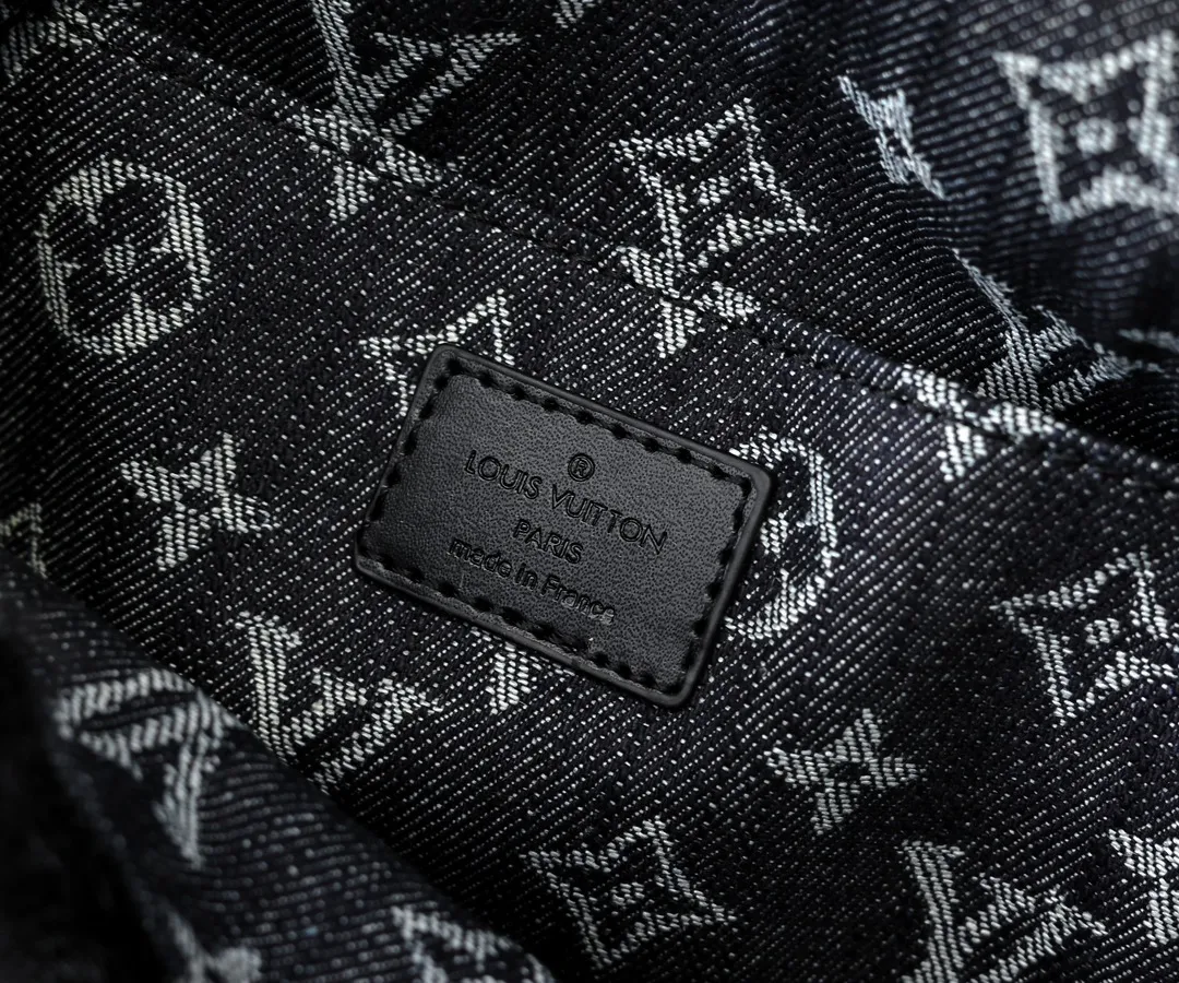 💰320💰Upgraded from the original M12097 M12192 M46829 This Sunset handbag is made of soft shearling and expresses the theme of the LV Ski Cozygram series with its unique design. Yingze metal hardware and Monogram details anchor the classic style, instantly upgrading your winter look. The ample structure makes it easy to store all your day and night needs, making it a perfect choice for leisure time after snow. Dimensions: 27.0 x 18.0 x 3.0 cm (length x height x width)