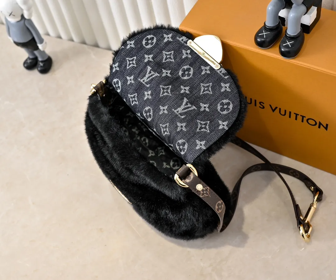 💰320💰Upgraded from the original M12097 M12192 M46829 This Sunset handbag is made of soft shearling and expresses the theme of the LV Ski Cozygram series with its unique design. Yingze metal hardware and Monogram details anchor the classic style, instantly upgrading your winter look. The ample structure makes it easy to store all your day and night needs, making it a perfect choice for leisure time after snow. Dimensions: 27.0 x 18.0 x 3.0 cm (length x height x width)