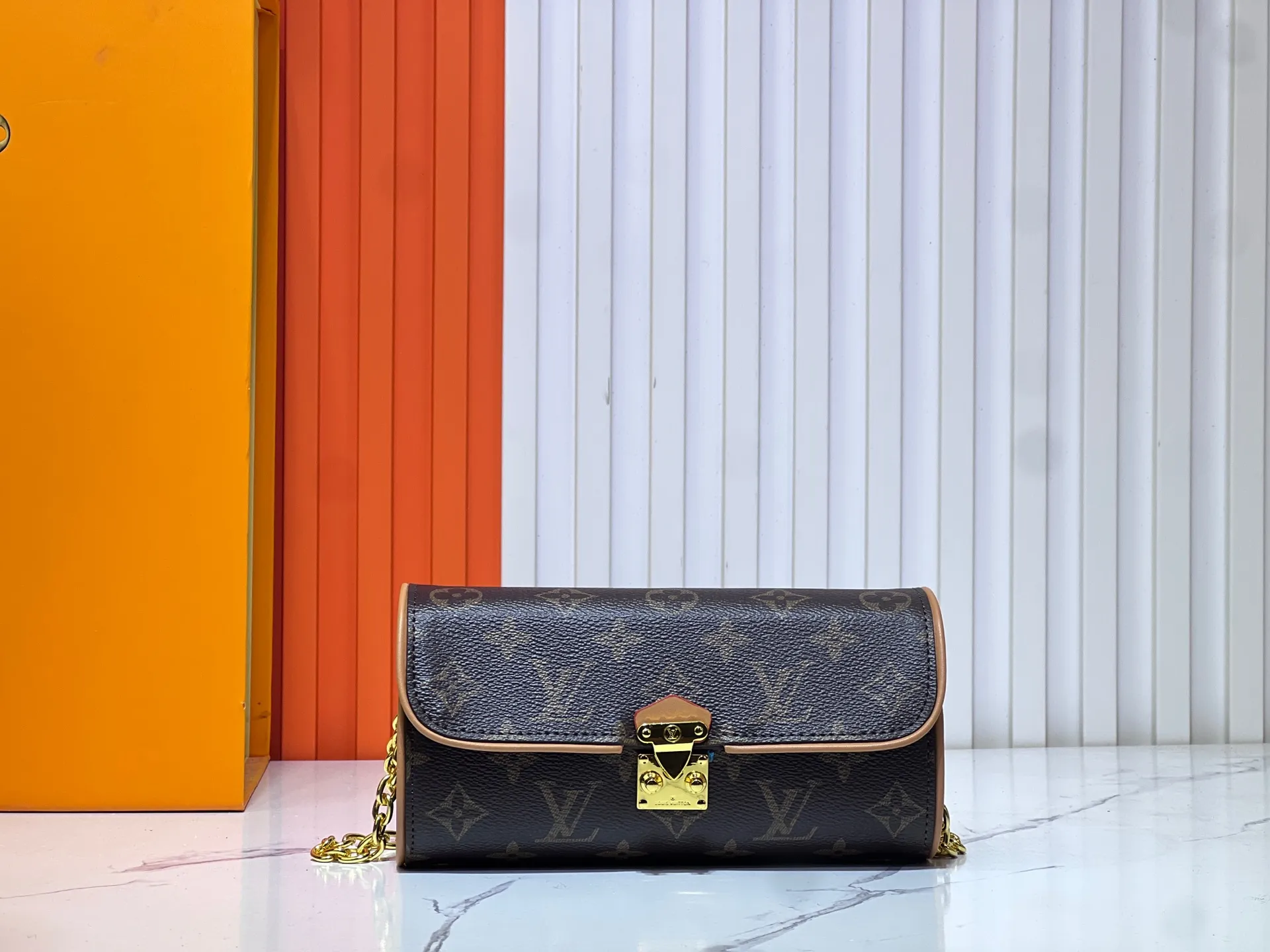 Batch 200💰M13566 This Pochette Camille handbag is made of Monogram canvas, paying tribute to the original design that appeared in the Louis Vuitton 2000 spring and summer fashion show. The S-Lock buckle, LV Circle logo on the chain and contrasting VN leather trim interpret the brand's classic elements. Flexible and easy-to-wear construction suitable for cross-body, shoulder or hand carry. Size: 20.5x11x6cm