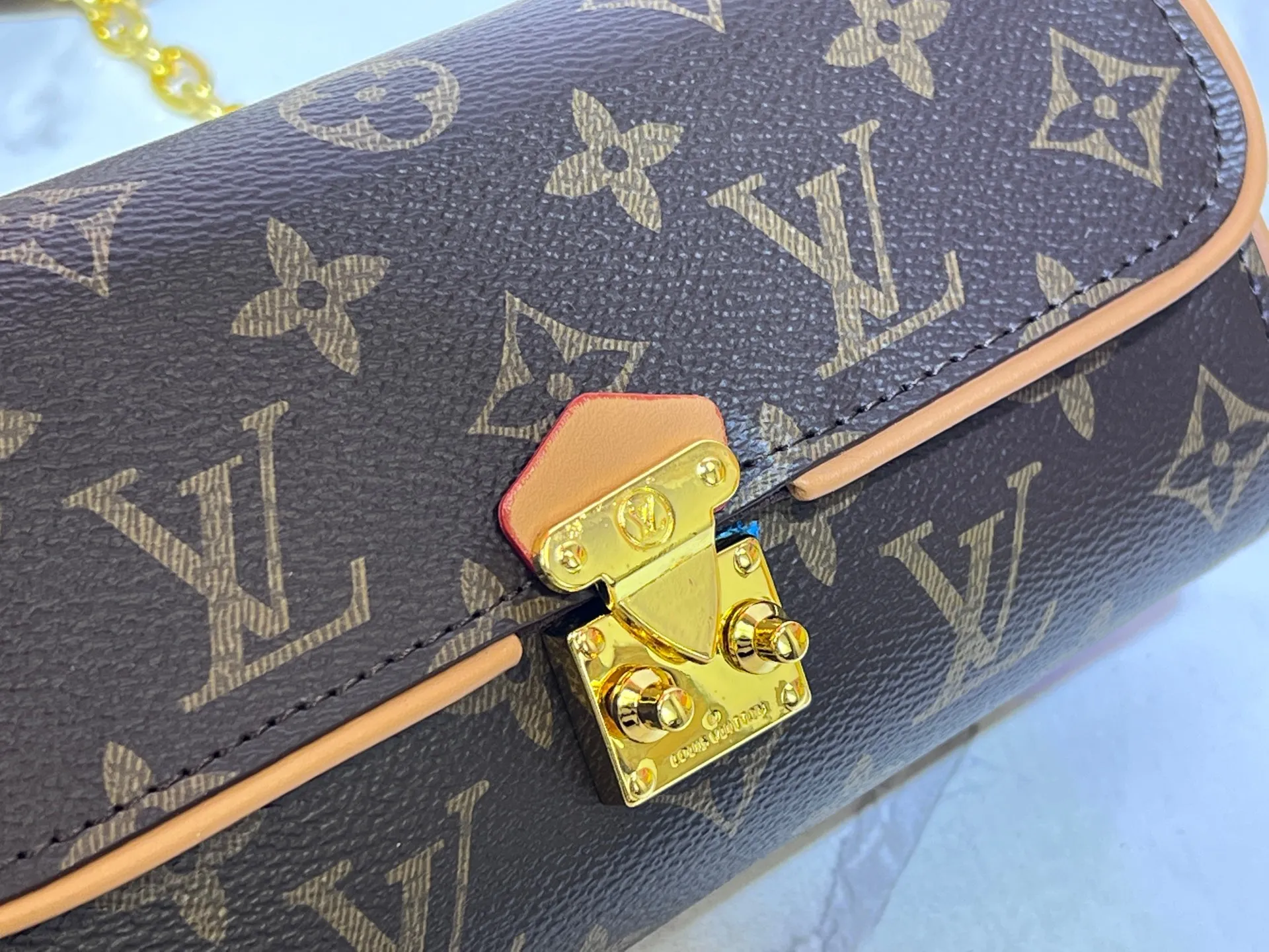 Batch 200💰M13566 This Pochette Camille handbag is made of Monogram canvas, paying tribute to the original design that appeared in the Louis Vuitton 2000 spring and summer fashion show. The S-Lock buckle, LV Circle logo on the chain and contrasting VN leather trim interpret the brand's classic elements. Flexible and easy-to-wear construction suitable for cross-body, shoulder or hand carry. Size: 20.5x11x6cm
