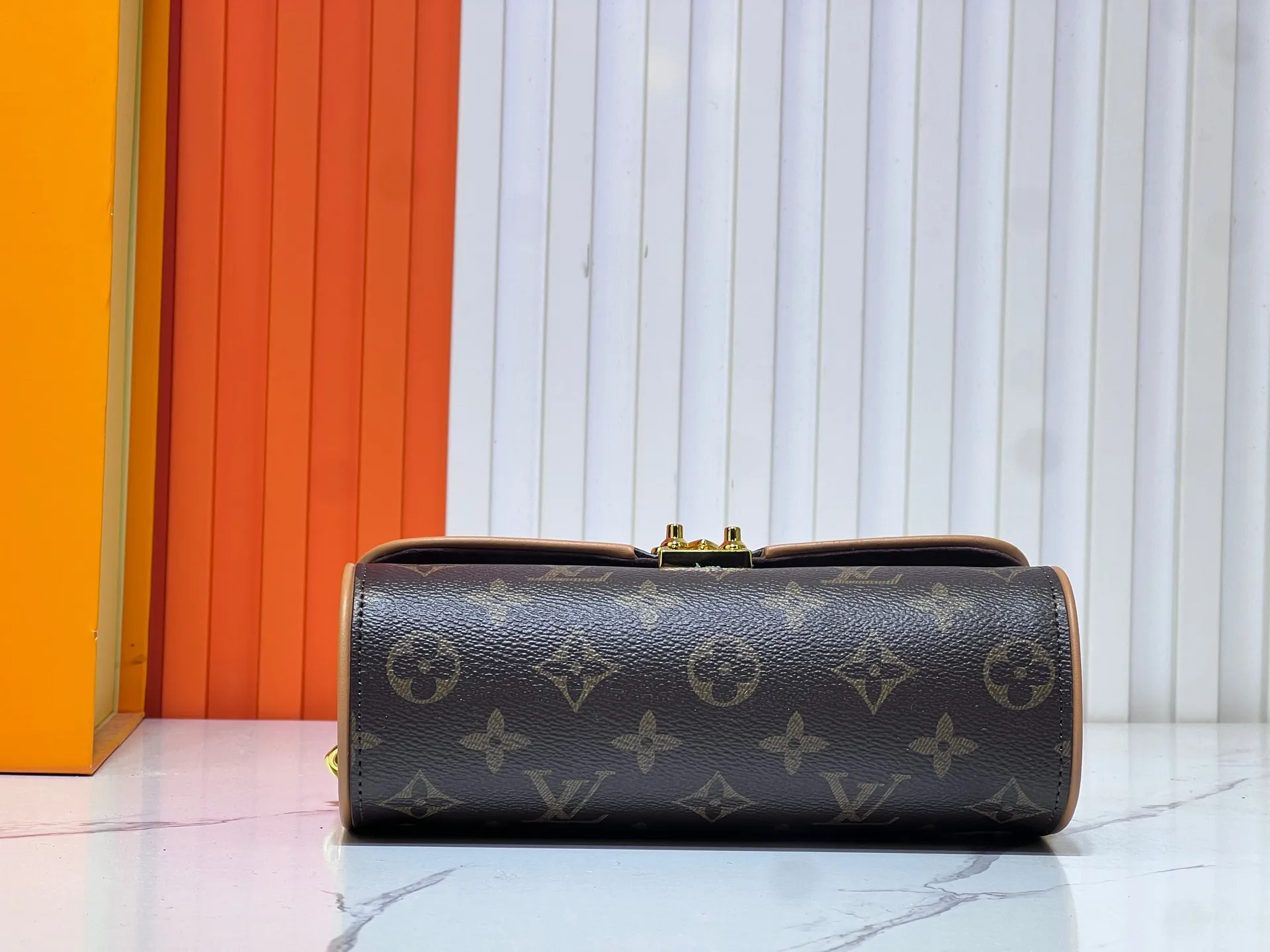 Batch 200💰M13566 This Pochette Camille handbag is made of Monogram canvas, paying tribute to the original design that appeared in the Louis Vuitton 2000 spring and summer fashion show. The S-Lock buckle, LV Circle logo on the chain and contrasting VN leather trim interpret the brand's classic elements. Flexible and easy-to-wear construction suitable for cross-body, shoulder or hand carry. Size: 20.5x11x6cm