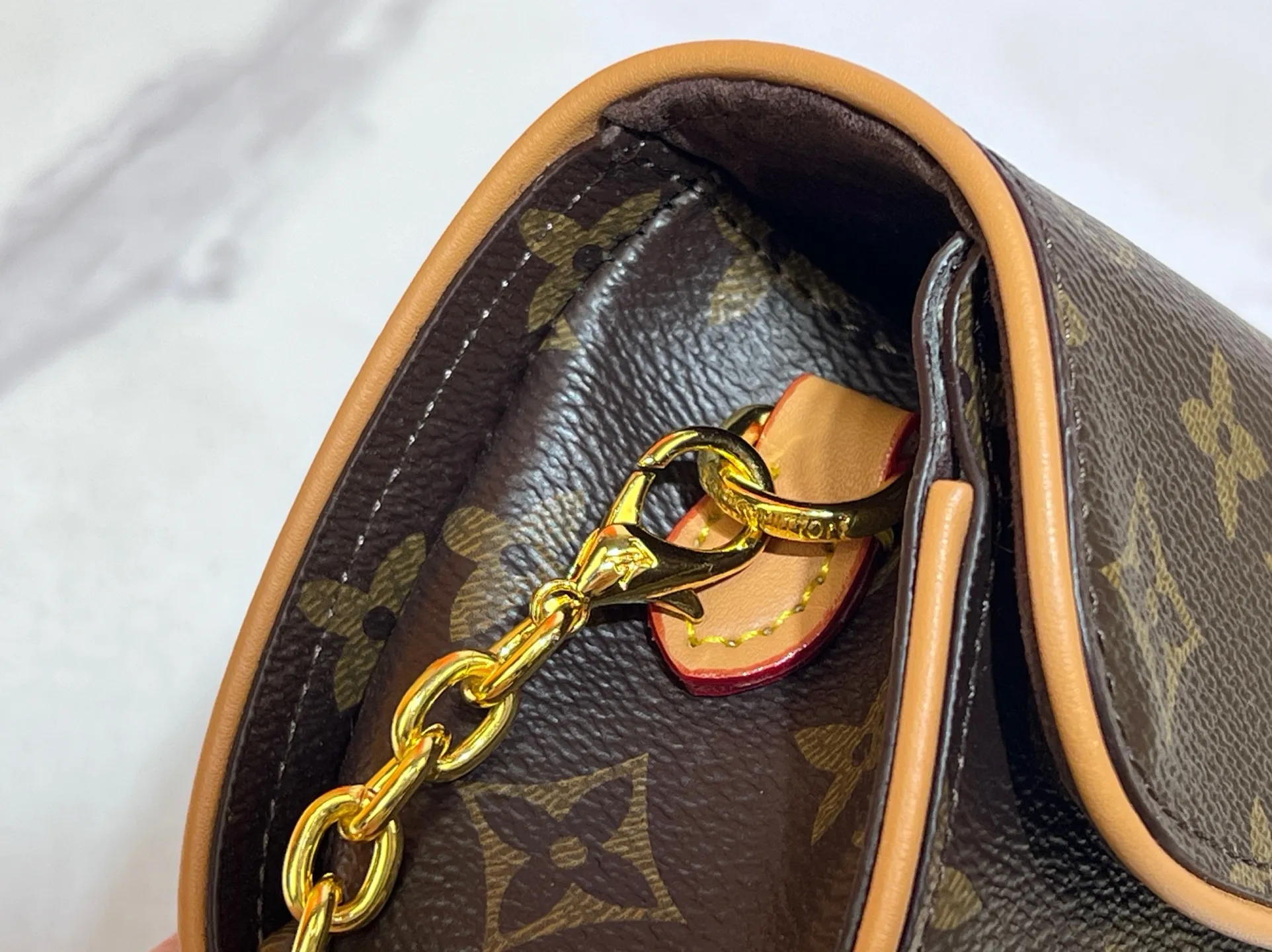 Batch 200💰M13566 This Pochette Camille handbag is made of Monogram canvas, paying tribute to the original design that appeared in the Louis Vuitton 2000 spring and summer fashion show. The S-Lock buckle, LV Circle logo on the chain and contrasting VN leather trim interpret the brand's classic elements. Flexible and easy-to-wear construction suitable for cross-body, shoulder or hand carry. Size: 20.5x11x6cm