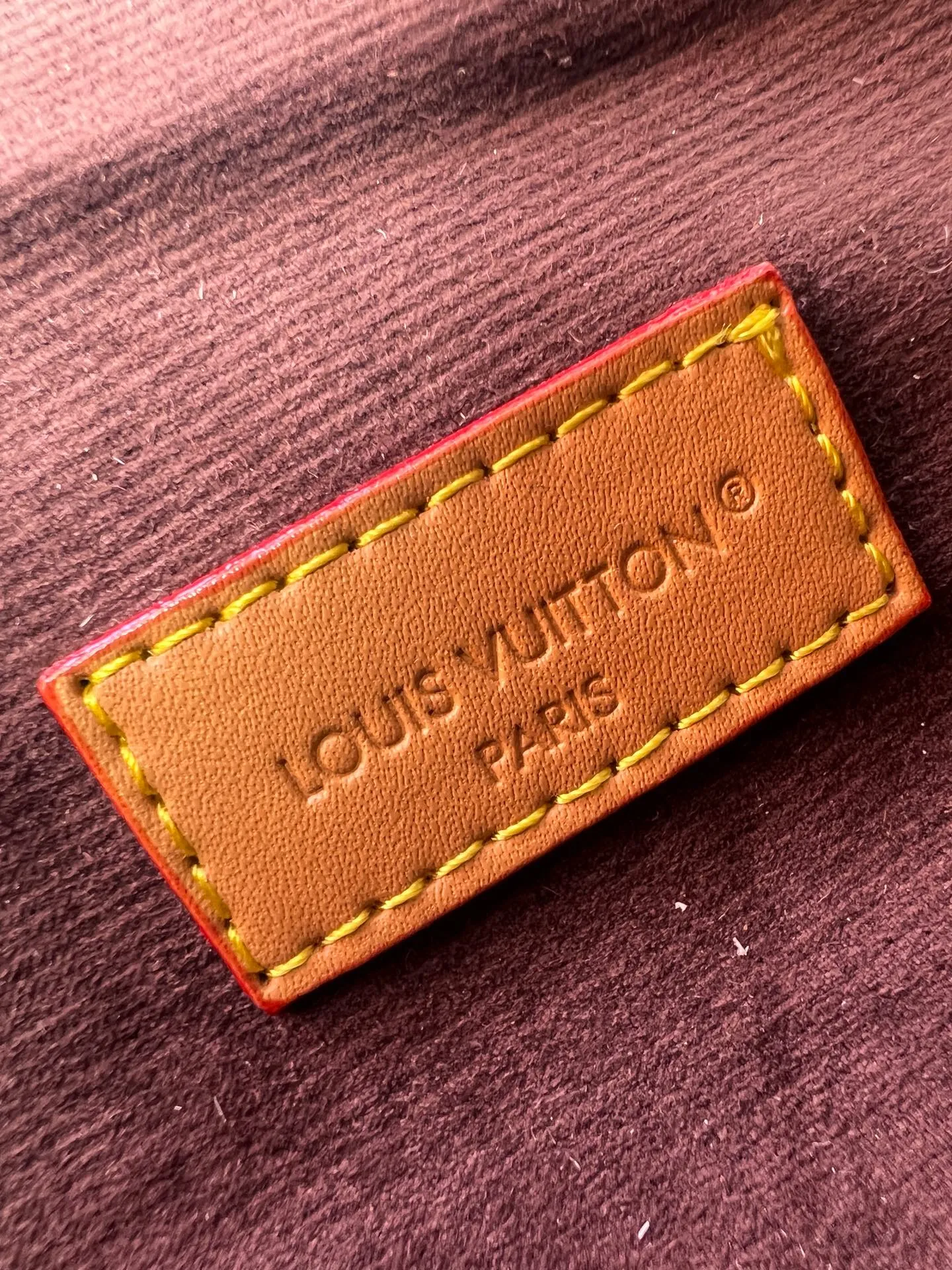 Batch 200💰M13566 This Pochette Camille handbag is made of Monogram canvas, paying tribute to the original design that appeared in the Louis Vuitton 2000 spring and summer fashion show. The S-Lock buckle, LV Circle logo on the chain and contrasting VN leather trim interpret the brand's classic elements. Flexible and easy-to-wear construction suitable for cross-body, shoulder or hand carry. Size: 20.5x11x6cm