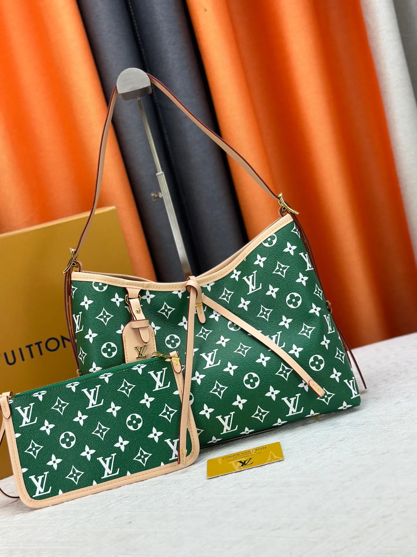 P280 upgraded original M24861 M25143 M46203 M46197 Colorful, legendary CarryAll medium handbag, with Monogram canvas and leather trimming to create a body-fitting design. There's a zipped pocket inside the ample space, and a detachable zipped clutch adds a functional element, with a buckle-adjustable handle. Small size: 29 x 24 x 12 cm,