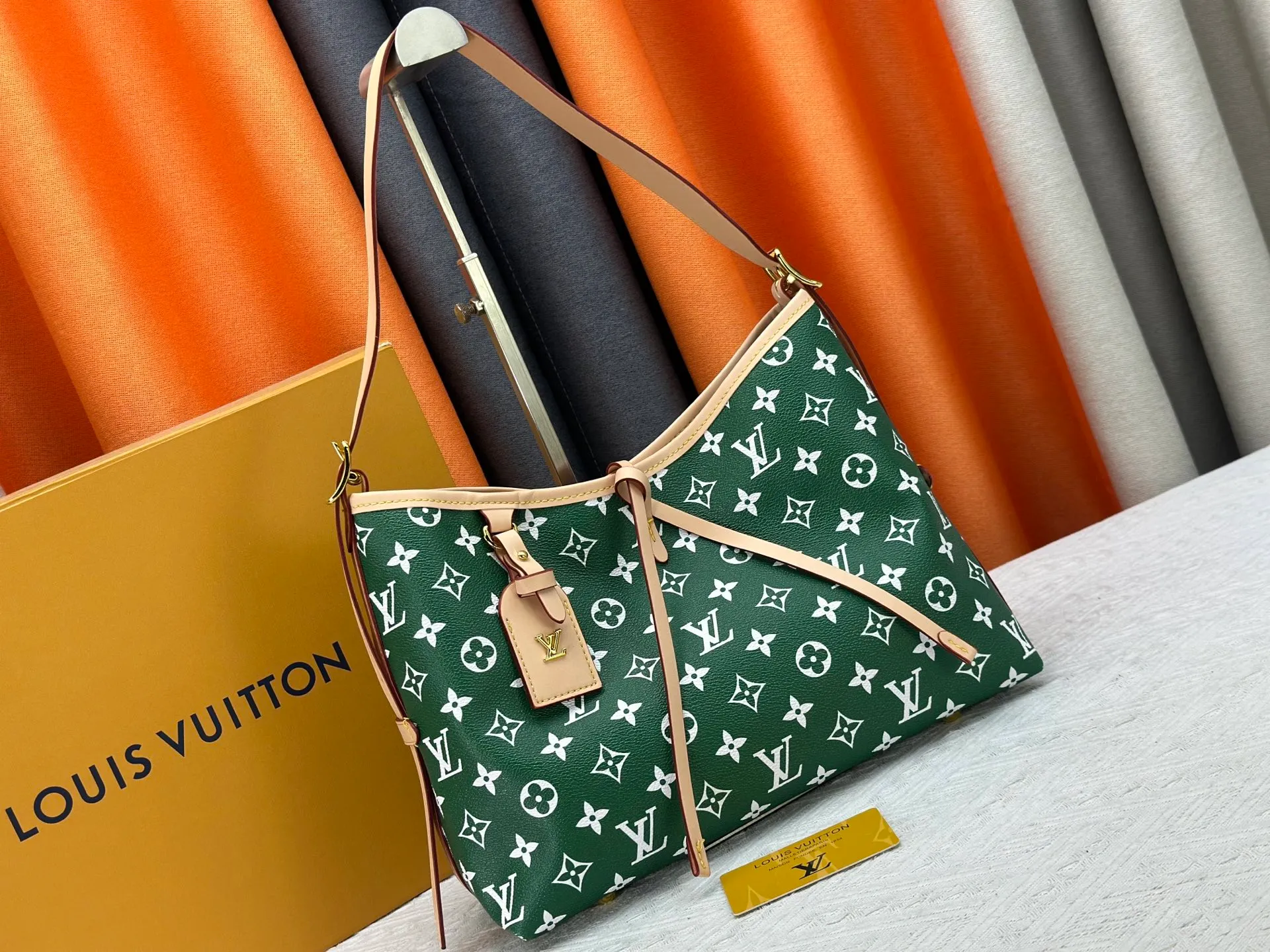 P280 upgraded original M24861 M25143 M46203 M46197 Colorful, legendary CarryAll medium handbag, with Monogram canvas and leather trimming to create a body-fitting design. There's a zipped pocket inside the ample space, and a detachable zipped clutch adds a functional element, with a buckle-adjustable handle. Small size: 29 x 24 x 12 cm,