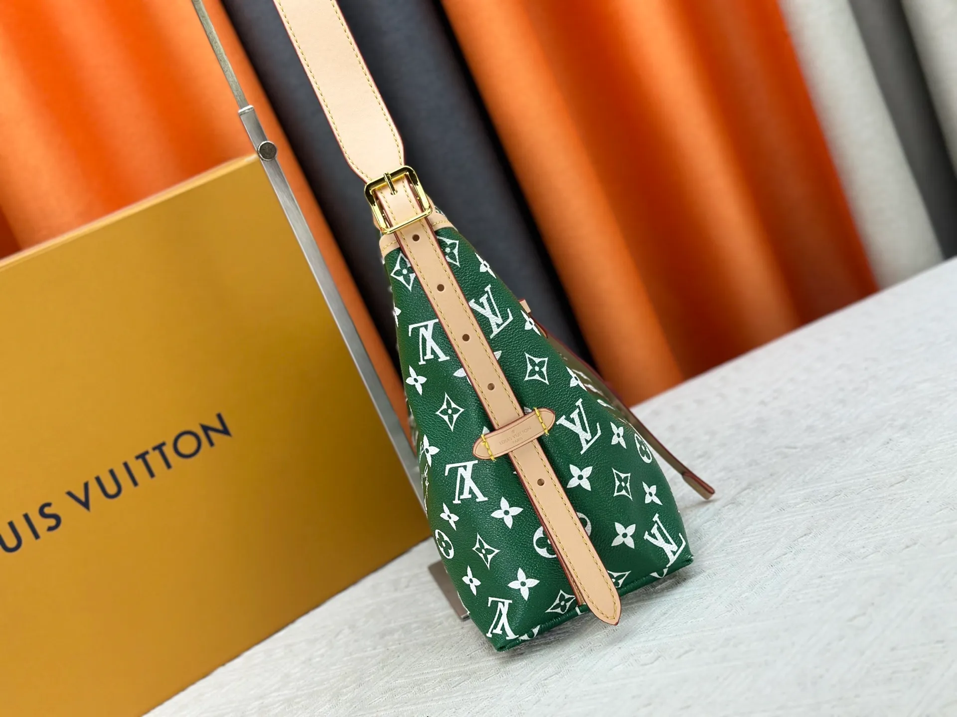 P280 upgraded original M24861 M25143 M46203 M46197 Colorful, legendary CarryAll medium handbag, with Monogram canvas and leather trimming to create a body-fitting design. There's a zipped pocket inside the ample space, and a detachable zipped clutch adds a functional element, with a buckle-adjustable handle. Small size: 29 x 24 x 12 cm,