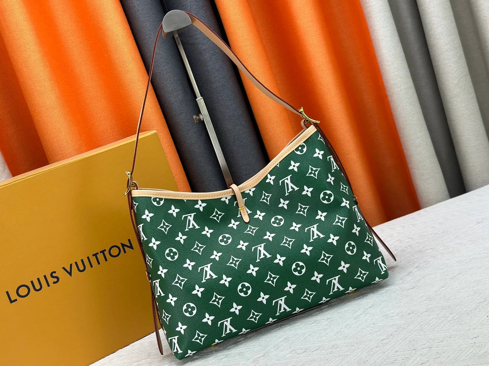 P280 upgraded original M24861 M25143 M46203 M46197 Colorful, legendary CarryAll medium handbag, with Monogram canvas and leather trimming to create a body-fitting design. There's a zipped pocket inside the ample space, and a detachable zipped clutch adds a functional element, with a buckle-adjustable handle. Small size: 29 x 24 x 12 cm,