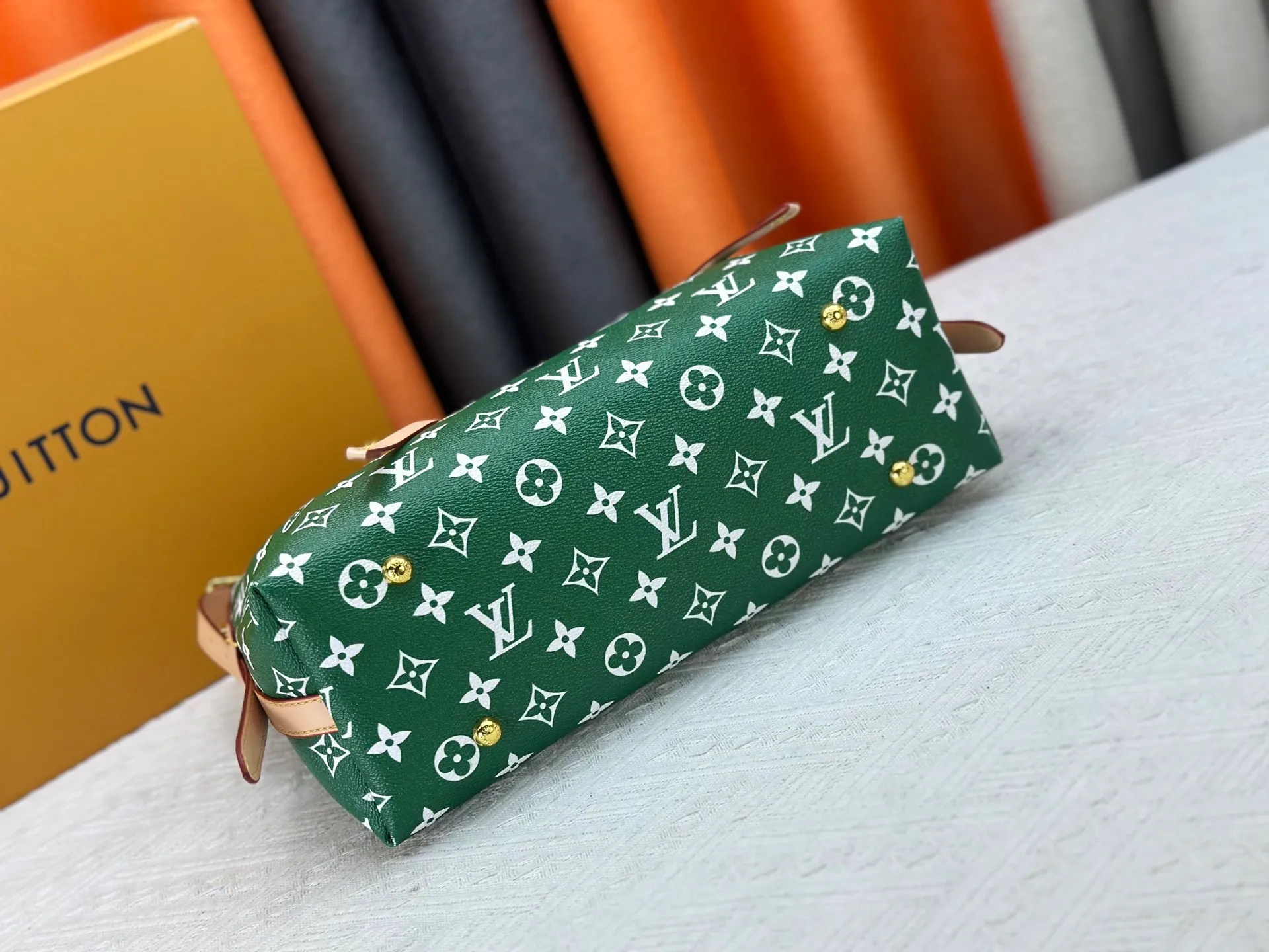P280 upgraded original M24861 M25143 M46203 M46197 Colorful, legendary CarryAll medium handbag, with Monogram canvas and leather trimming to create a body-fitting design. There's a zipped pocket inside the ample space, and a detachable zipped clutch adds a functional element, with a buckle-adjustable handle. Small size: 29 x 24 x 12 cm,