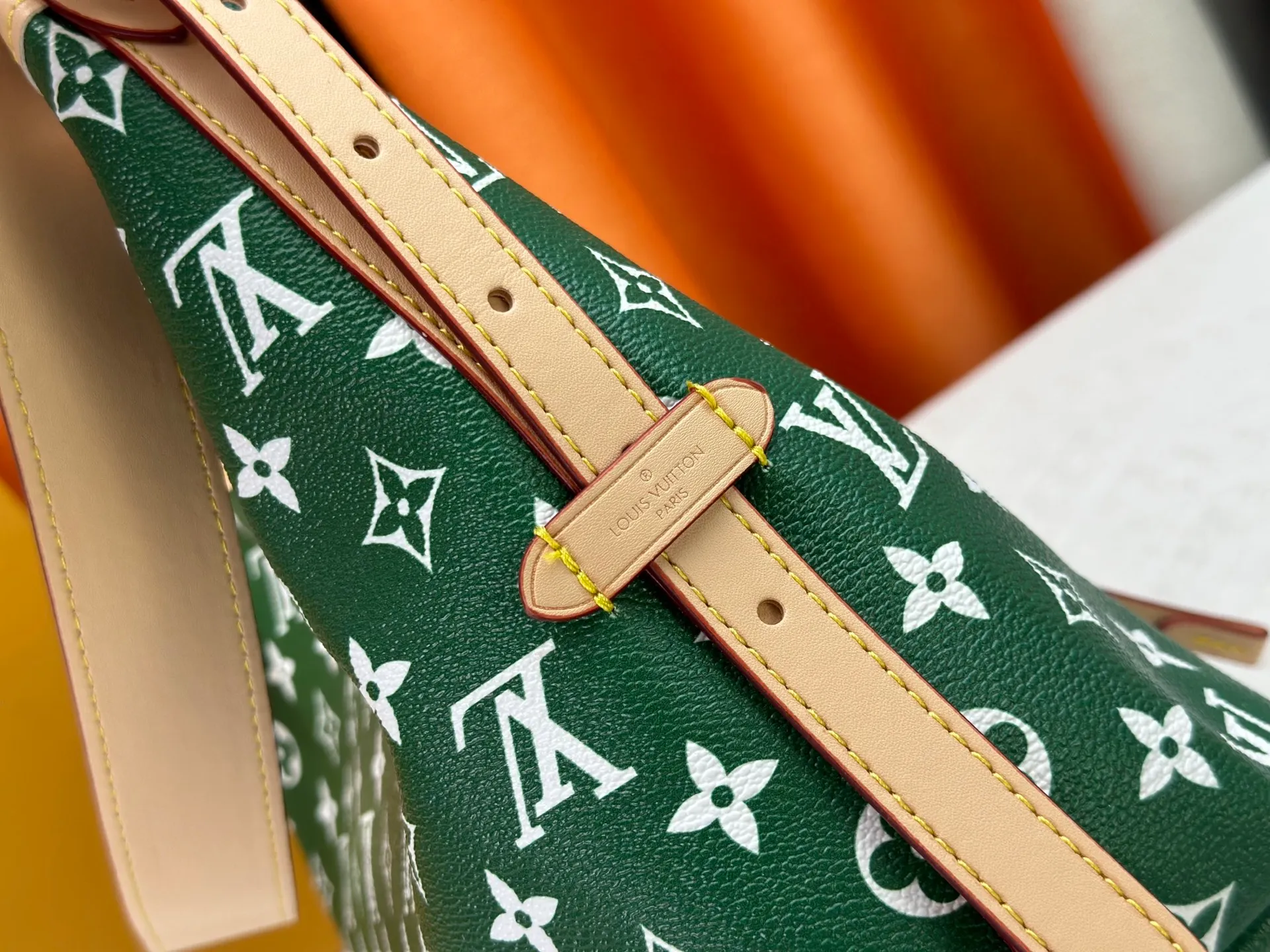 P280 upgraded original M24861 M25143 M46203 M46197 Colorful, legendary CarryAll medium handbag, with Monogram canvas and leather trimming to create a body-fitting design. There's a zipped pocket inside the ample space, and a detachable zipped clutch adds a functional element, with a buckle-adjustable handle. Small size: 29 x 24 x 12 cm,