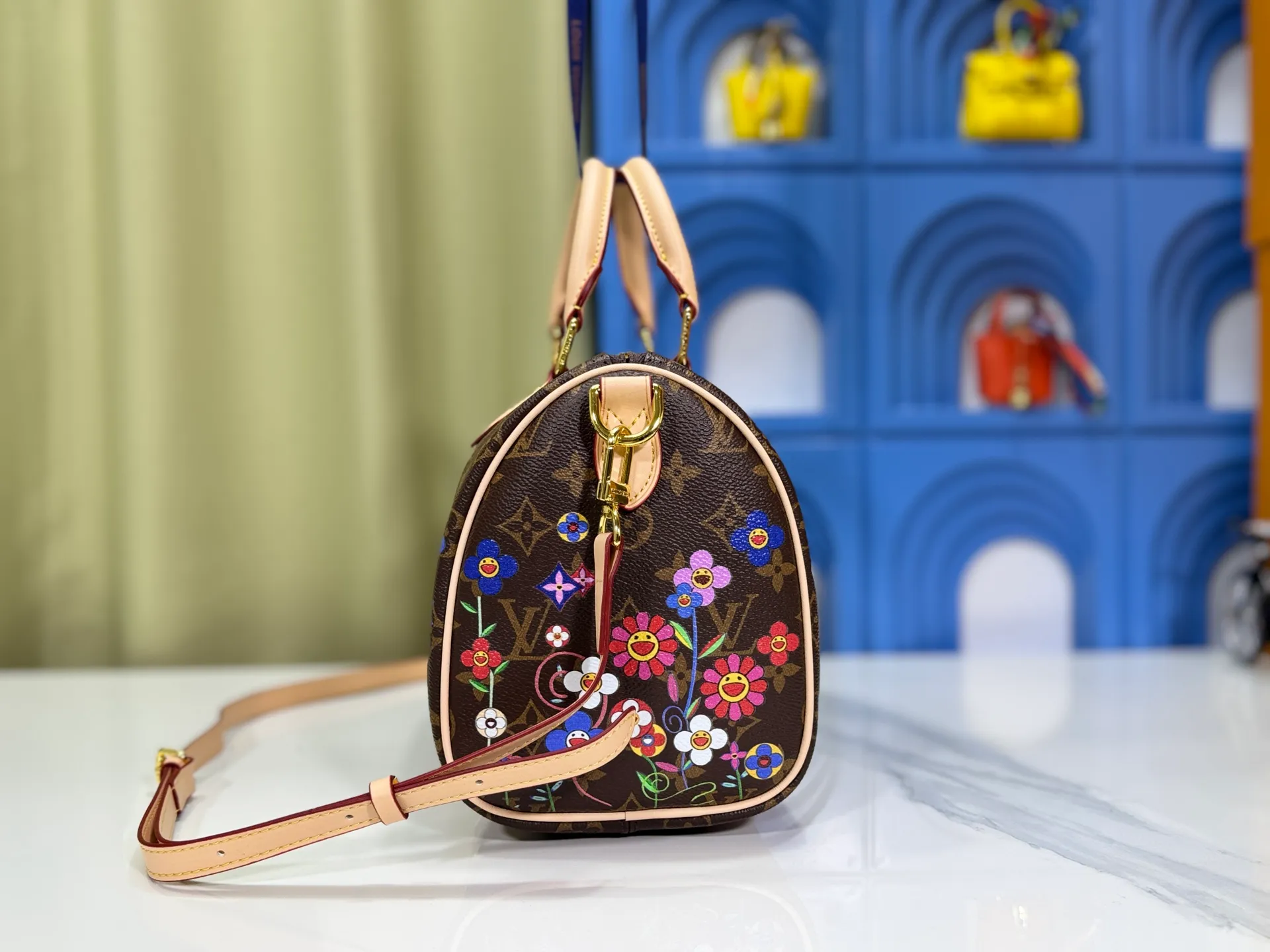 P280 Upgraded original M45957.M58953 M40391 This Speedy Bandoulière 30 handbag is made of Monogram canvas, cow leather trim and fabric lining. It continues the classic design of Louis Vuitton Speedy travel bag in a compact size. It is equipped with rolled leather handles and detachable and adjustable fabric shoulder straps embellished with brand logo texture. Detailed features Dimensions: 25X19X15cm (length x height x width)