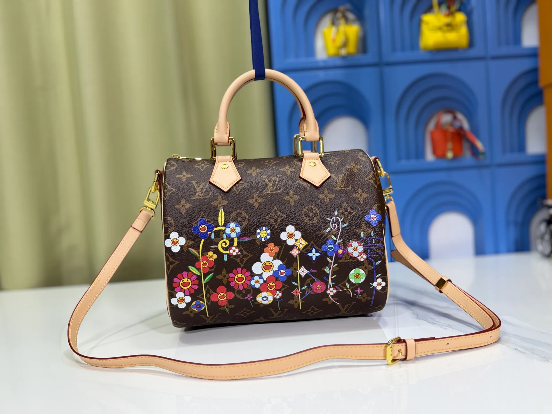 P280 Upgraded original M45957.M58953 M40391 This Speedy Bandoulière 30 handbag is made of Monogram canvas, cow leather trim and fabric lining. It continues the classic design of Louis Vuitton Speedy travel bag in a compact size. It is equipped with rolled leather handles and detachable and adjustable fabric shoulder straps embellished with brand logo texture. Detailed features Dimensions: 25X19X15cm (length x height x width)