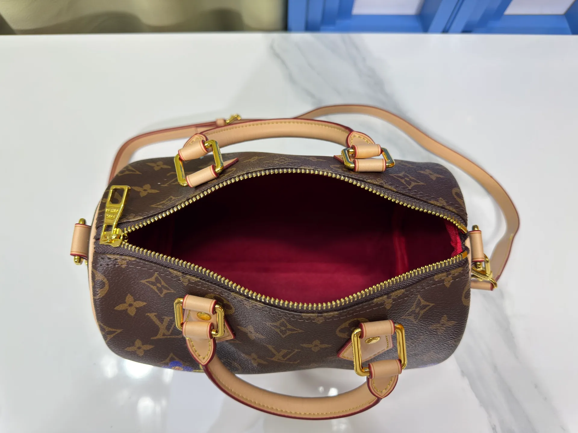 P280 Upgraded original M45957.M58953 M40391 This Speedy Bandoulière 30 handbag is made of Monogram canvas, cow leather trim and fabric lining. It continues the classic design of Louis Vuitton Speedy travel bag in a compact size. It is equipped with rolled leather handles and detachable and adjustable fabric shoulder straps embellished with brand logo texture. Detailed features Dimensions: 25X19X15cm (length x height x width)