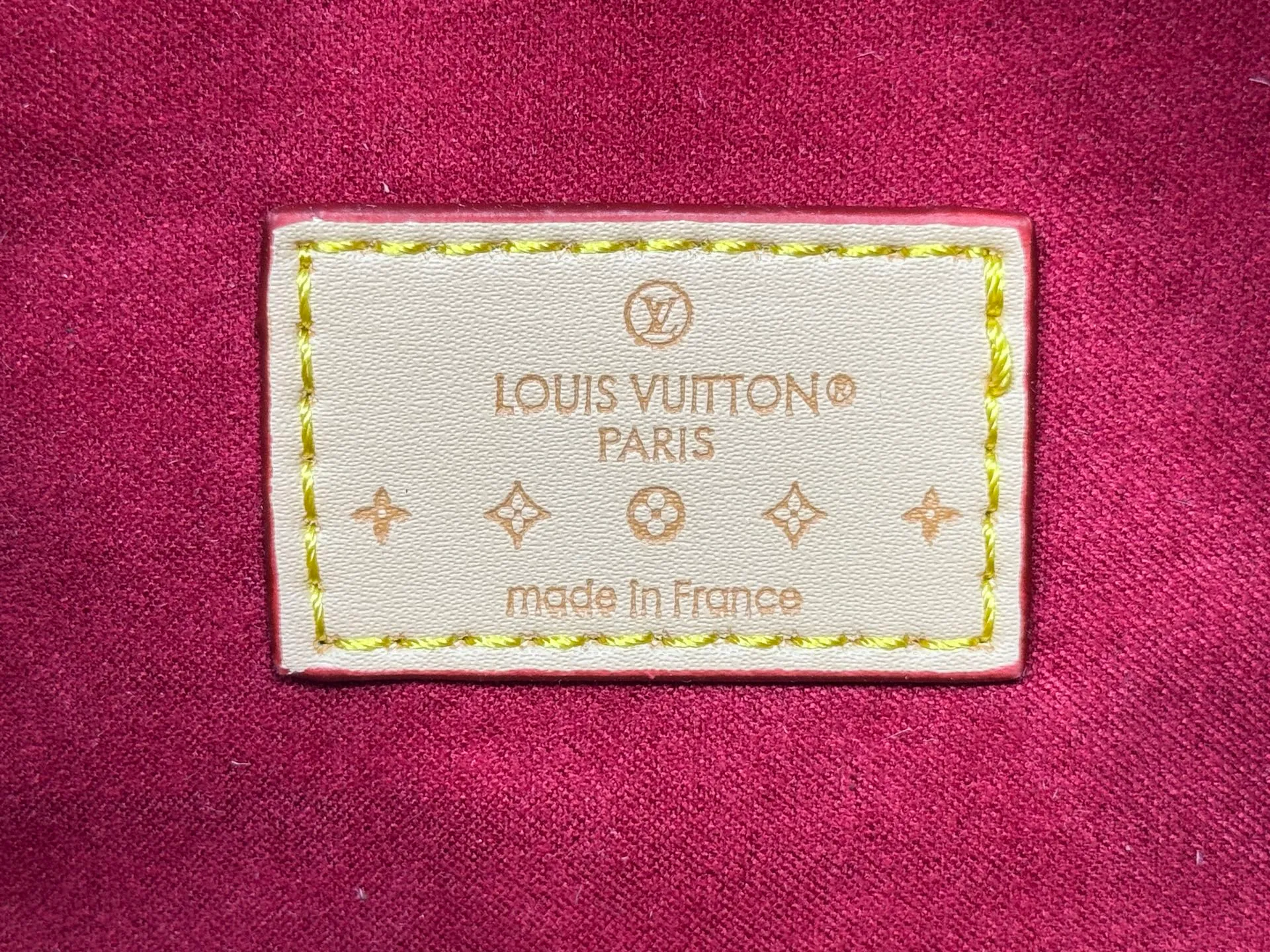 P280 Upgraded original M45957.M58953 M40391 This Speedy Bandoulière 30 handbag is made of Monogram canvas, cow leather trim and fabric lining. It continues the classic design of Louis Vuitton Speedy travel bag in a compact size. It is equipped with rolled leather handles and detachable and adjustable fabric shoulder straps embellished with brand logo texture. Detailed features Dimensions: 25X19X15cm (length x height x width)