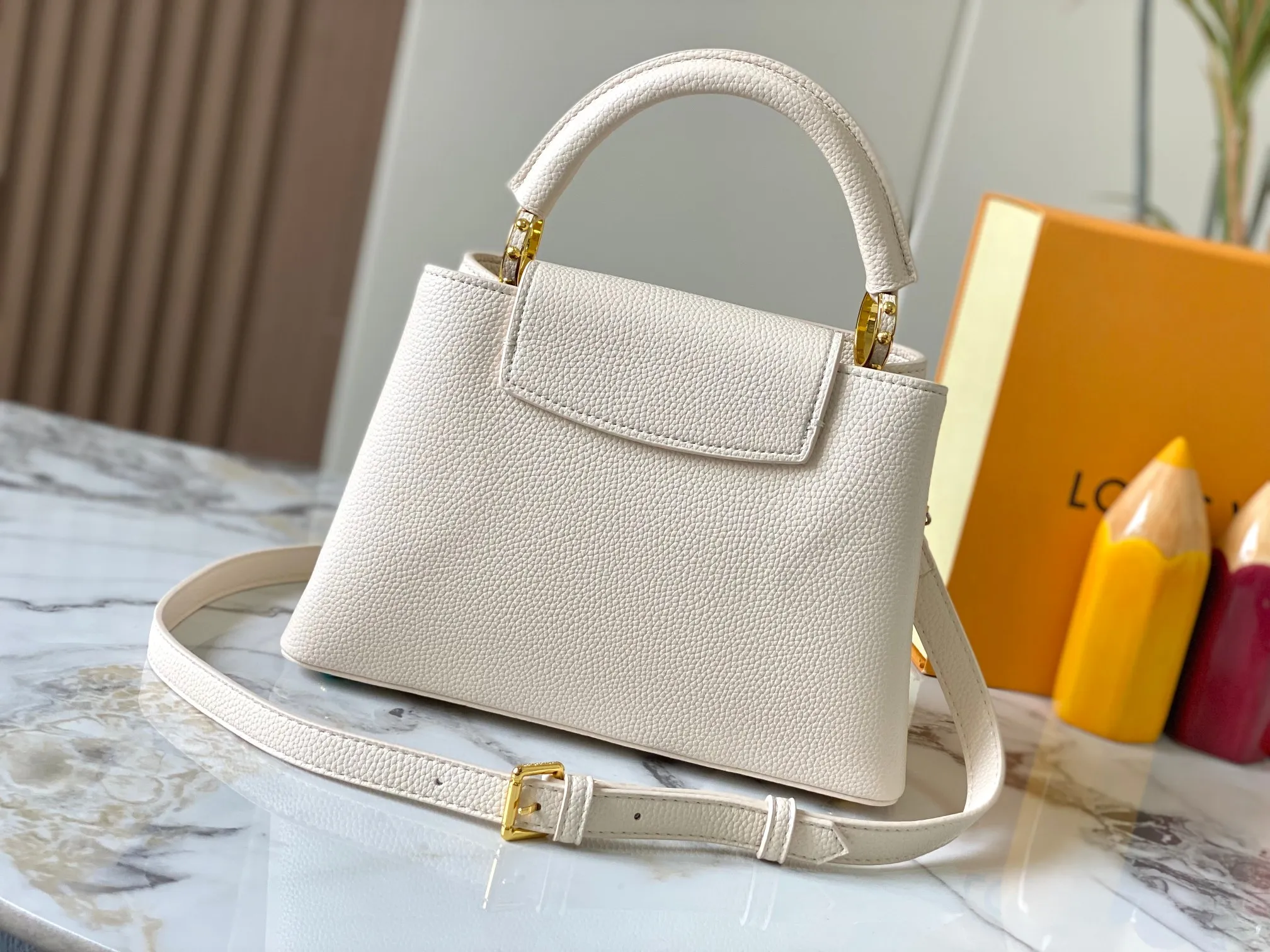 Top original P460 Guangzhou product 🇫🇷M12936 This CapucinesBB handbag is made of flexible Taurillon cow leather, with jewelry-style double-plated chains and Monogram floral elements to highlight the identity of the ChainOnYou series. The flip cover can be placed on both the inside and outside. The ample configuration and multiple inner pockets are convenient for storing daily needs. The round LV letters add ingenious details. Size:27×18×9cm