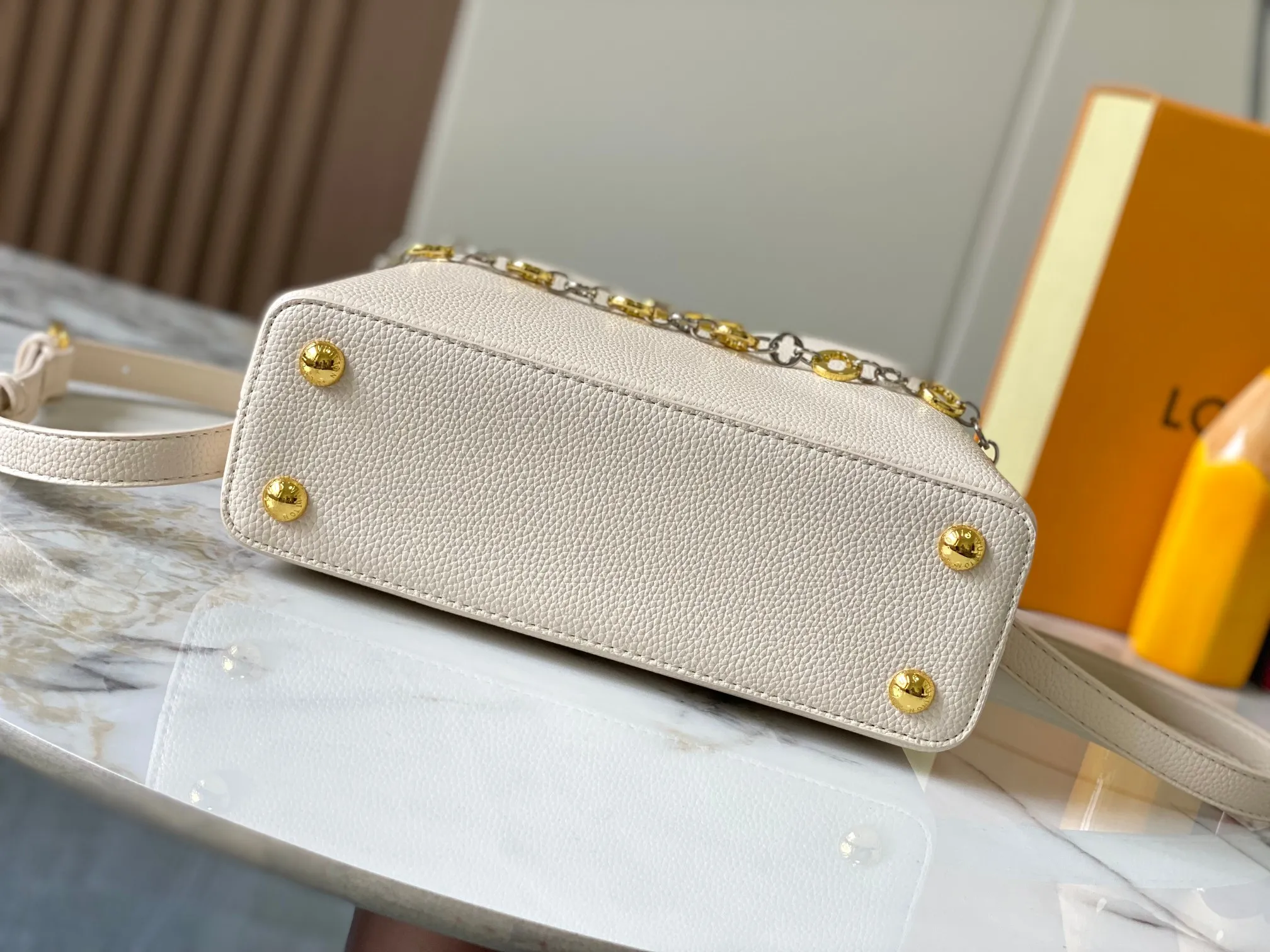 Top original P460 Guangzhou product 🇫🇷M12936 This CapucinesBB handbag is made of flexible Taurillon cow leather, with jewelry-style double-plated chains and Monogram floral elements to highlight the identity of the ChainOnYou series. The flip cover can be placed on both the inside and outside. The ample configuration and multiple inner pockets are convenient for storing daily needs. The round LV letters add ingenious details. Size:27×18×9cm