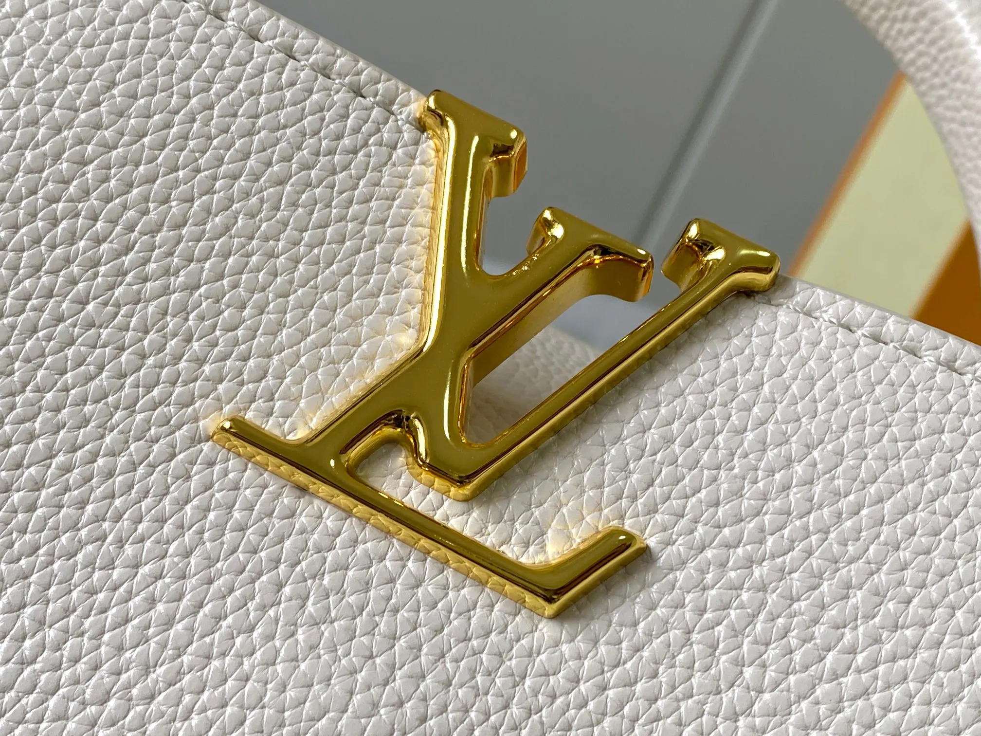 Top original P460 Guangzhou product 🇫🇷M12936 This CapucinesBB handbag is made of flexible Taurillon cow leather, with jewelry-style double-plated chains and Monogram floral elements to highlight the identity of the ChainOnYou series. The flip cover can be placed on both the inside and outside. The ample configuration and multiple inner pockets are convenient for storing daily needs. The round LV letters add ingenious details. Size:27×18×9cm