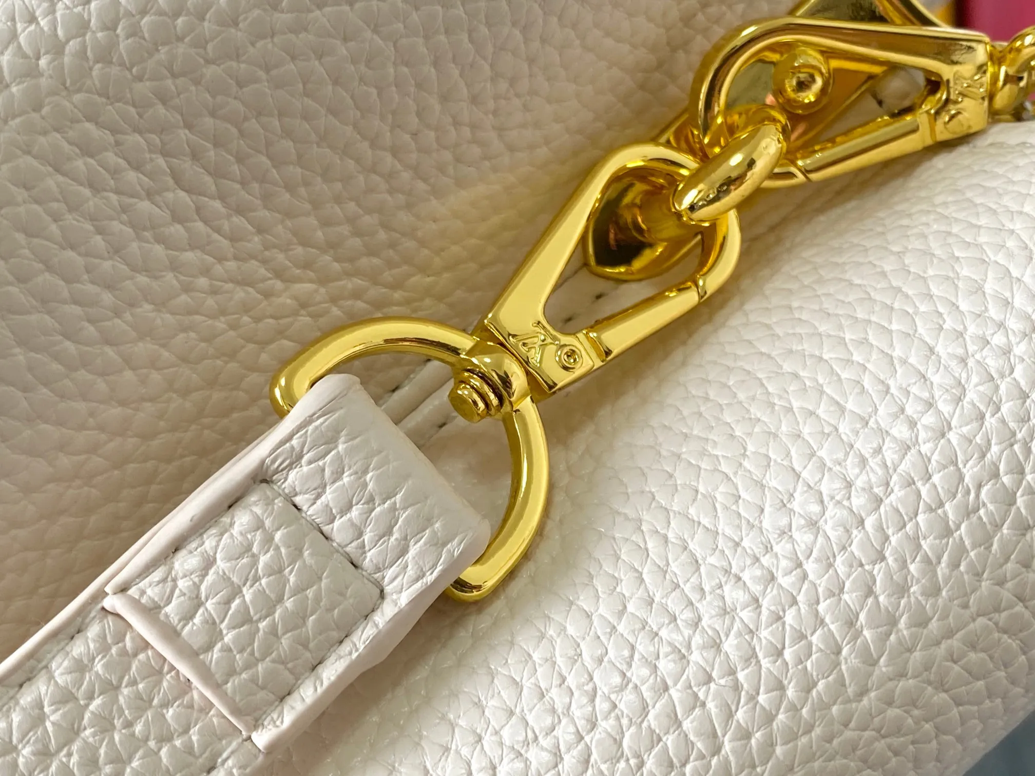 Top original P460 Guangzhou product 🇫🇷M12936 This CapucinesBB handbag is made of flexible Taurillon cow leather, with jewelry-style double-plated chains and Monogram floral elements to highlight the identity of the ChainOnYou series. The flip cover can be placed on both the inside and outside. The ample configuration and multiple inner pockets are convenient for storing daily needs. The round LV letters add ingenious details. Size:27×18×9cm
