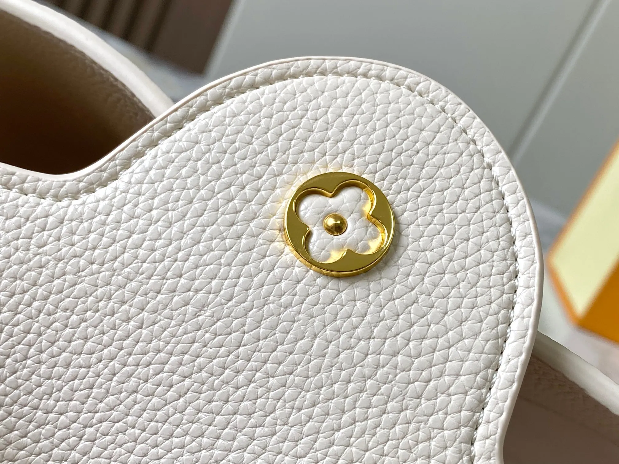 Top original P460 Guangzhou product 🇫🇷M12936 This CapucinesBB handbag is made of flexible Taurillon cow leather, with jewelry-style double-plated chains and Monogram floral elements to highlight the identity of the ChainOnYou series. The flip cover can be placed on both the inside and outside. The ample configuration and multiple inner pockets are convenient for storing daily needs. The round LV letters add ingenious details. Size:27×18×9cm