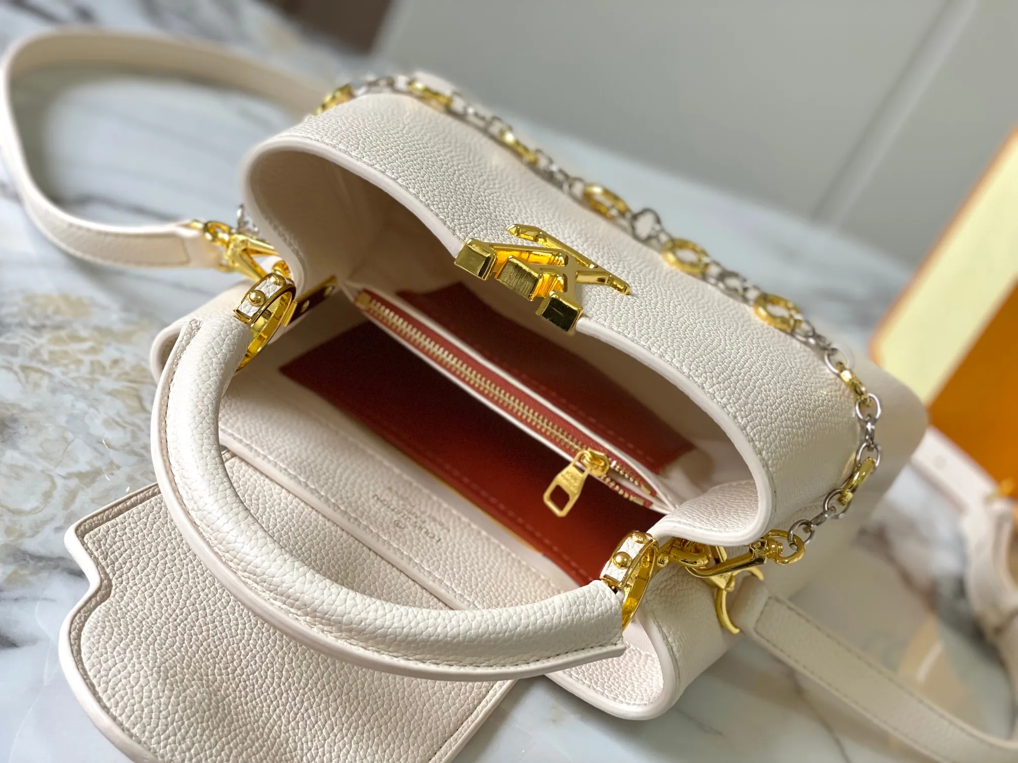 Top original P460 Guangzhou product 🇫🇷M12936 This CapucinesBB handbag is made of flexible Taurillon cow leather, with jewelry-style double-plated chains and Monogram floral elements to highlight the identity of the ChainOnYou series. The flip cover can be placed on both the inside and outside. The ample configuration and multiple inner pockets are convenient for storing daily needs. The round LV letters add ingenious details. Size:27×18×9cm