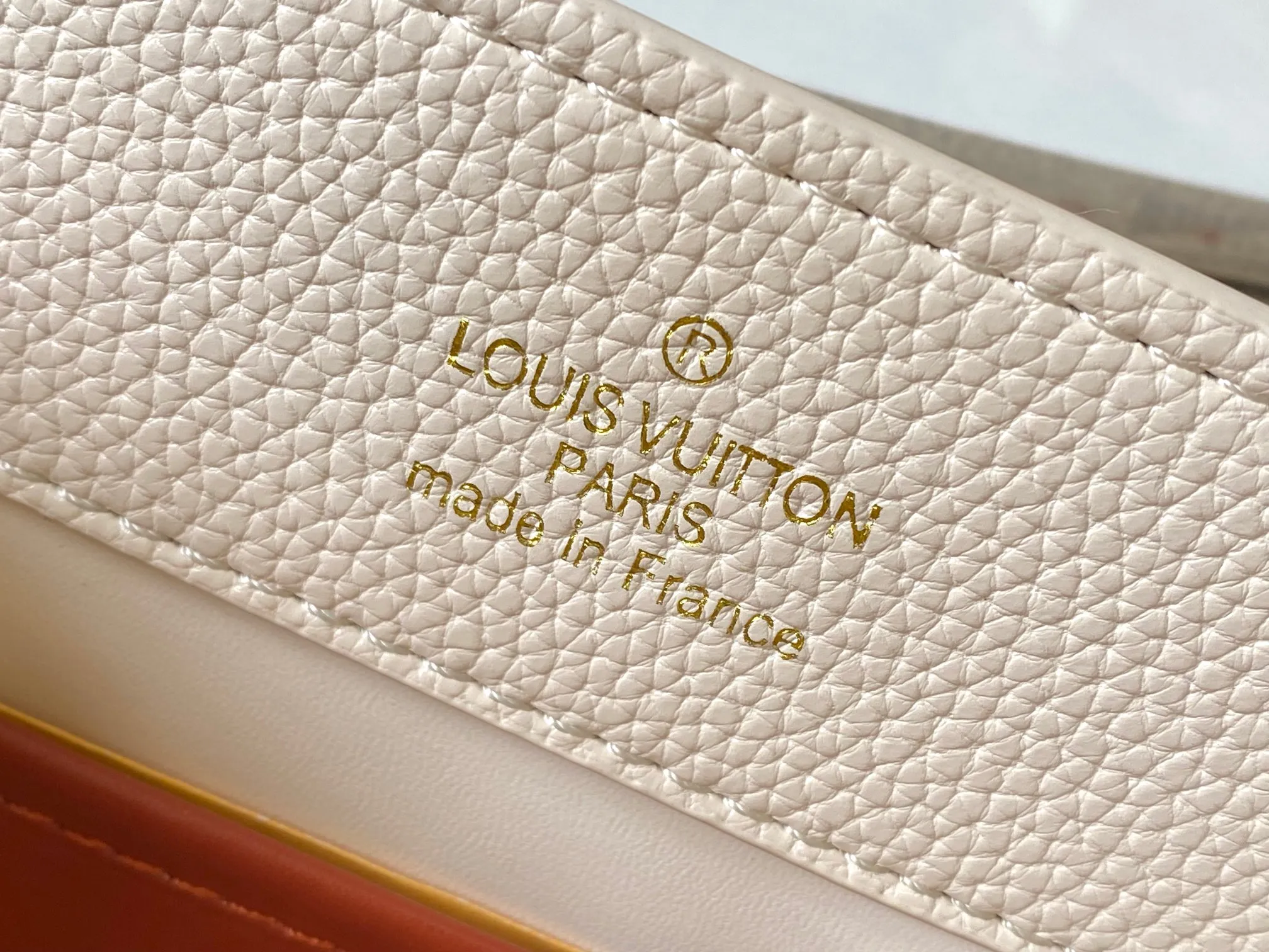 Top original P460 Guangzhou product 🇫🇷M12936 This CapucinesBB handbag is made of flexible Taurillon cow leather, with jewelry-style double-plated chains and Monogram floral elements to highlight the identity of the ChainOnYou series. The flip cover can be placed on both the inside and outside. The ample configuration and multiple inner pockets are convenient for storing daily needs. The round LV letters add ingenious details. Size:27×18×9cm