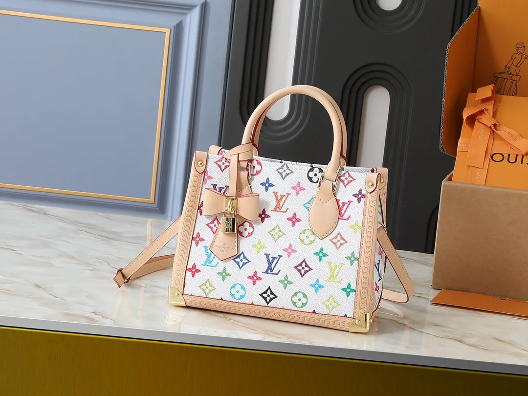 💰300💰Upgraded from the original M13079 M45495 M45659 M44571, the Louis Vuitton x Murakami reissue series interprets the OnTheGo small handbag in a smart way. The colorful Monogram canvas body, cowhide leather trim and LV x TM key bag highlight the sophisticated style. The shiny corners recall the design of traditional Louis Vuitton luggage, and the shoulder strap and top handle allow for multiple carrying methods. Dimensions: 25.0 x 19.0 x 11.5 cm (length x height x width)