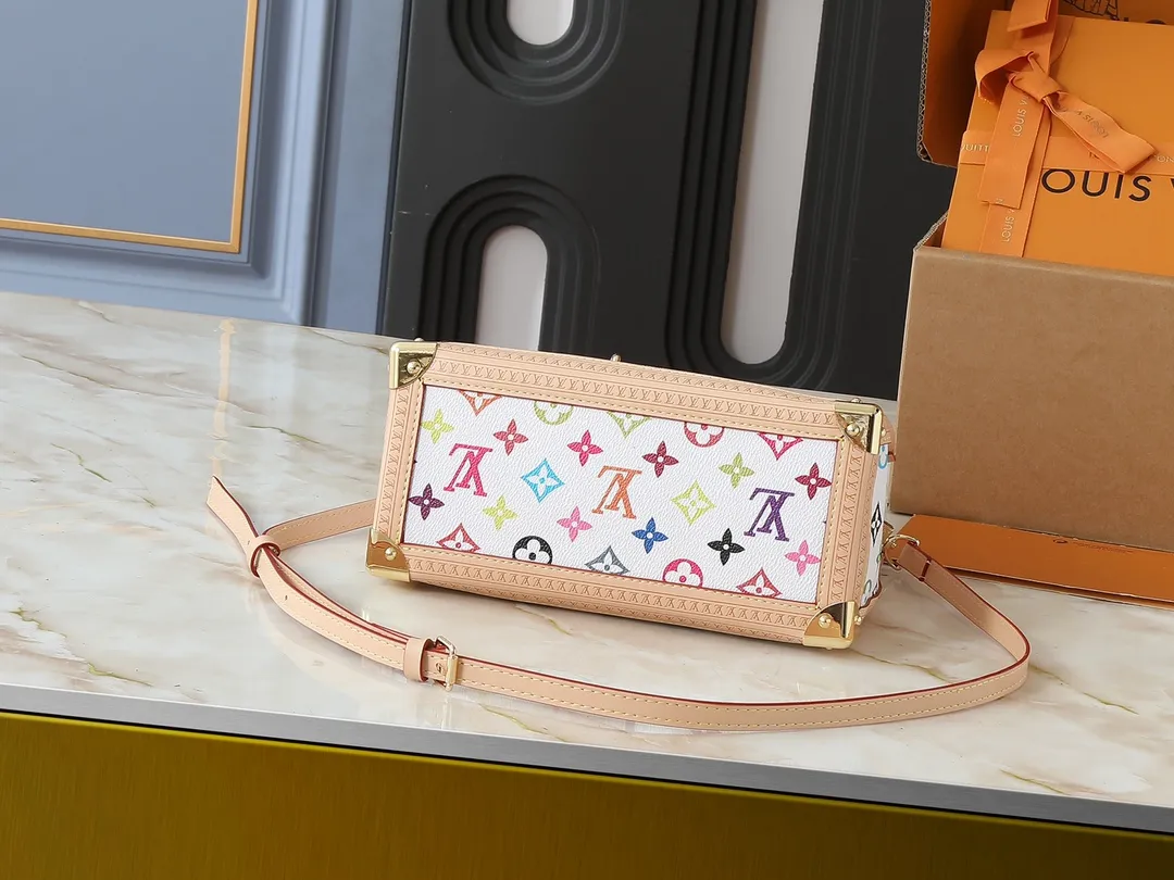 💰300💰Upgraded from the original M13079 M45495 M45659 M44571, the Louis Vuitton x Murakami reissue series interprets the OnTheGo small handbag in a smart way. The colorful Monogram canvas body, cowhide leather trim and LV x TM key bag highlight the sophisticated style. The shiny corners recall the design of traditional Louis Vuitton luggage, and the shoulder strap and top handle allow for multiple carrying methods. Dimensions: 25.0 x 19.0 x 11.5 cm (length x height x width)