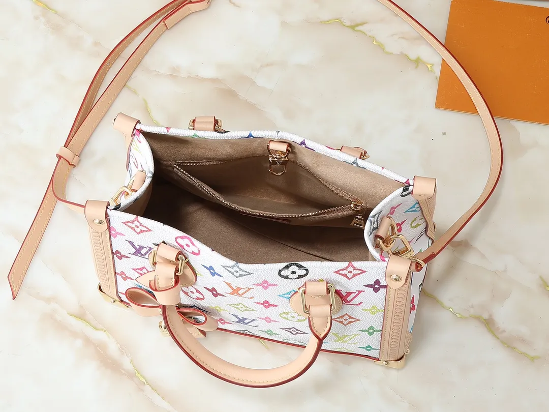 💰300💰Upgraded from the original M13079 M45495 M45659 M44571, the Louis Vuitton x Murakami reissue series interprets the OnTheGo small handbag in a smart way. The colorful Monogram canvas body, cowhide leather trim and LV x TM key bag highlight the sophisticated style. The shiny corners recall the design of traditional Louis Vuitton luggage, and the shoulder strap and top handle allow for multiple carrying methods. Dimensions: 25.0 x 19.0 x 11.5 cm (length x height x width)