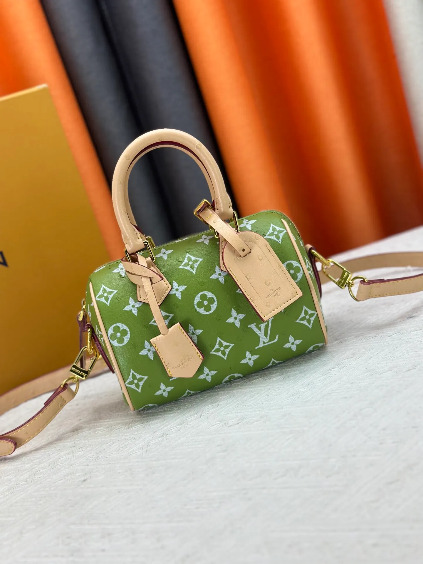 P260 [Official latest model Ostrich pattern 18 size] SPEEDY 18 handbag N87525 M16279 M46234 M81085 As a compact version of the Speedy series, the Speedy18 handbag uses ostrich leather to depict colorful Monogram patterns. Its twill effect is just like the texture of Monogram canvas, demonstrating Louis Vuitton's exquisite craftsmanship. Detachable and adjustable shoulder strap for cross-body wear. Dimensions: 18×12×10