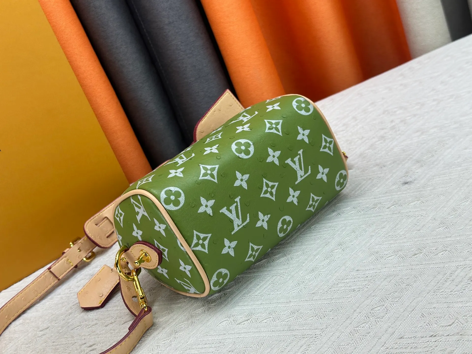 P260 [Official latest model Ostrich pattern 18 size] SPEEDY 18 handbag N87525 M16279 M46234 M81085 As a compact version of the Speedy series, the Speedy18 handbag uses ostrich leather to depict colorful Monogram patterns. Its twill effect is just like the texture of Monogram canvas, demonstrating Louis Vuitton's exquisite craftsmanship. Detachable and adjustable shoulder strap for cross-body wear. Dimensions: 18×12×10