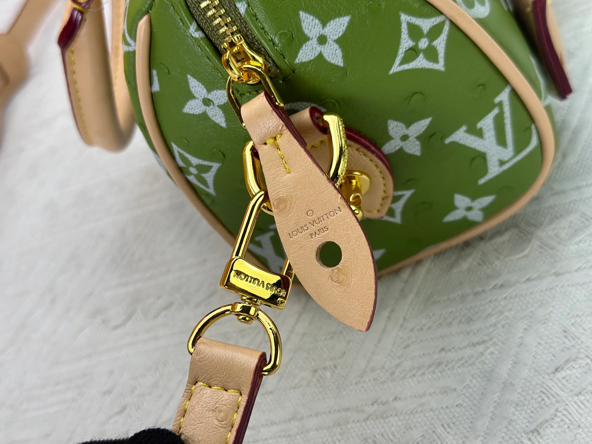 P260 [Official latest model Ostrich pattern 18 size] SPEEDY 18 handbag N87525 M16279 M46234 M81085 As a compact version of the Speedy series, the Speedy18 handbag uses ostrich leather to depict colorful Monogram patterns. Its twill effect is just like the texture of Monogram canvas, demonstrating Louis Vuitton's exquisite craftsmanship. Detachable and adjustable shoulder strap for cross-body wear. Dimensions: 18×12×10