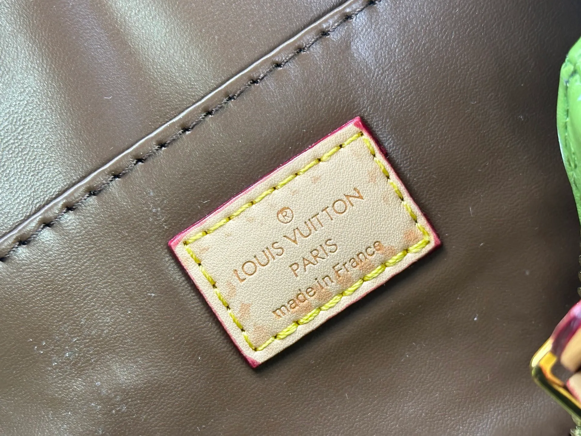 P260 [Official latest model Ostrich pattern 18 size] SPEEDY 18 handbag N87525 M16279 M46234 M81085 As a compact version of the Speedy series, the Speedy18 handbag uses ostrich leather to depict colorful Monogram patterns. Its twill effect is just like the texture of Monogram canvas, demonstrating Louis Vuitton's exquisite craftsmanship. Detachable and adjustable shoulder strap for cross-body wear. Dimensions: 18×12×10