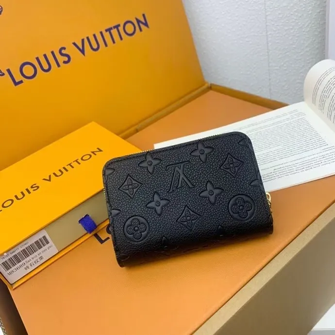 P130💰 M83689 This Cléa wallet is made of Monogram Empreinte soft grained cowhide, embellished with Louis Vuitton's iconic Monogram embossed pattern. It has a stylish design, is exquisite and compact but has a spacious capacity. It is equipped with an external patch pocket, zippered coin pocket, banknote compartment and six credit card slots.
