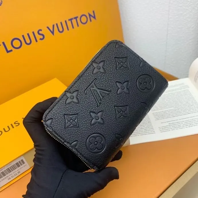 P130💰 M83689 This Cléa wallet is made of Monogram Empreinte soft grained cowhide, embellished with Louis Vuitton's iconic Monogram embossed pattern. It has a stylish design, is exquisite and compact but has a spacious capacity. It is equipped with an external patch pocket, zippered coin pocket, banknote compartment and six credit card slots.