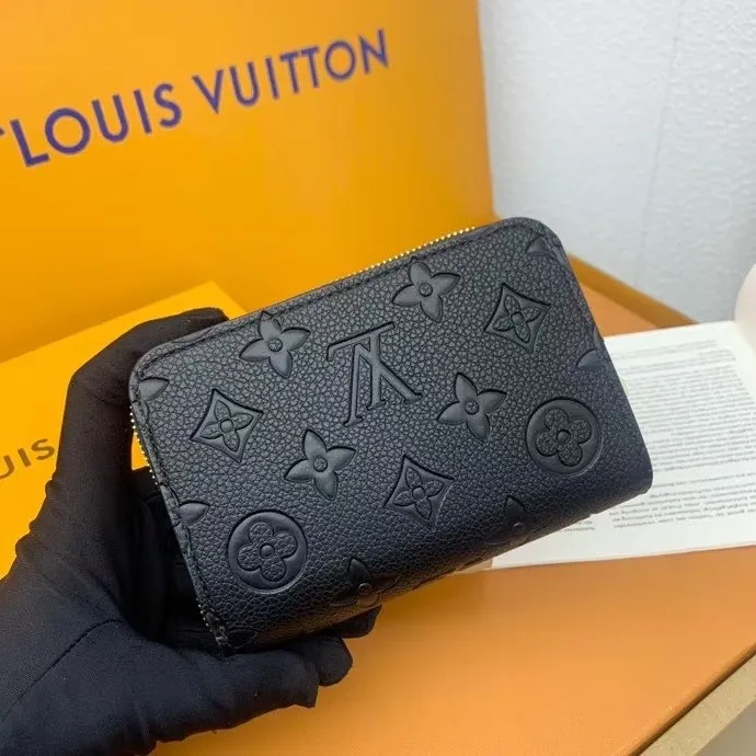 P130💰 M83689 This Cléa wallet is made of Monogram Empreinte soft grained cowhide, embellished with Louis Vuitton's iconic Monogram embossed pattern. It has a stylish design, is exquisite and compact but has a spacious capacity. It is equipped with an external patch pocket, zippered coin pocket, banknote compartment and six credit card slots.