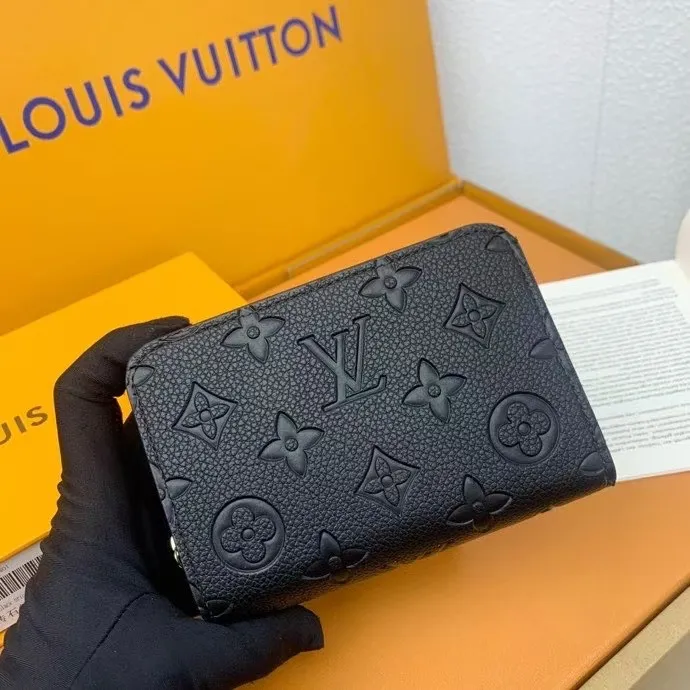 P130💰 M83689 This Cléa wallet is made of Monogram Empreinte soft grained cowhide, embellished with Louis Vuitton's iconic Monogram embossed pattern. It has a stylish design, is exquisite and compact but has a spacious capacity. It is equipped with an external patch pocket, zippered coin pocket, banknote compartment and six credit card slots.