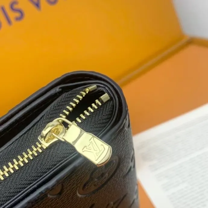 P130💰 M83689 This Cléa wallet is made of Monogram Empreinte soft grained cowhide, embellished with Louis Vuitton's iconic Monogram embossed pattern. It has a stylish design, is exquisite and compact but has a spacious capacity. It is equipped with an external patch pocket, zippered coin pocket, banknote compartment and six credit card slots.