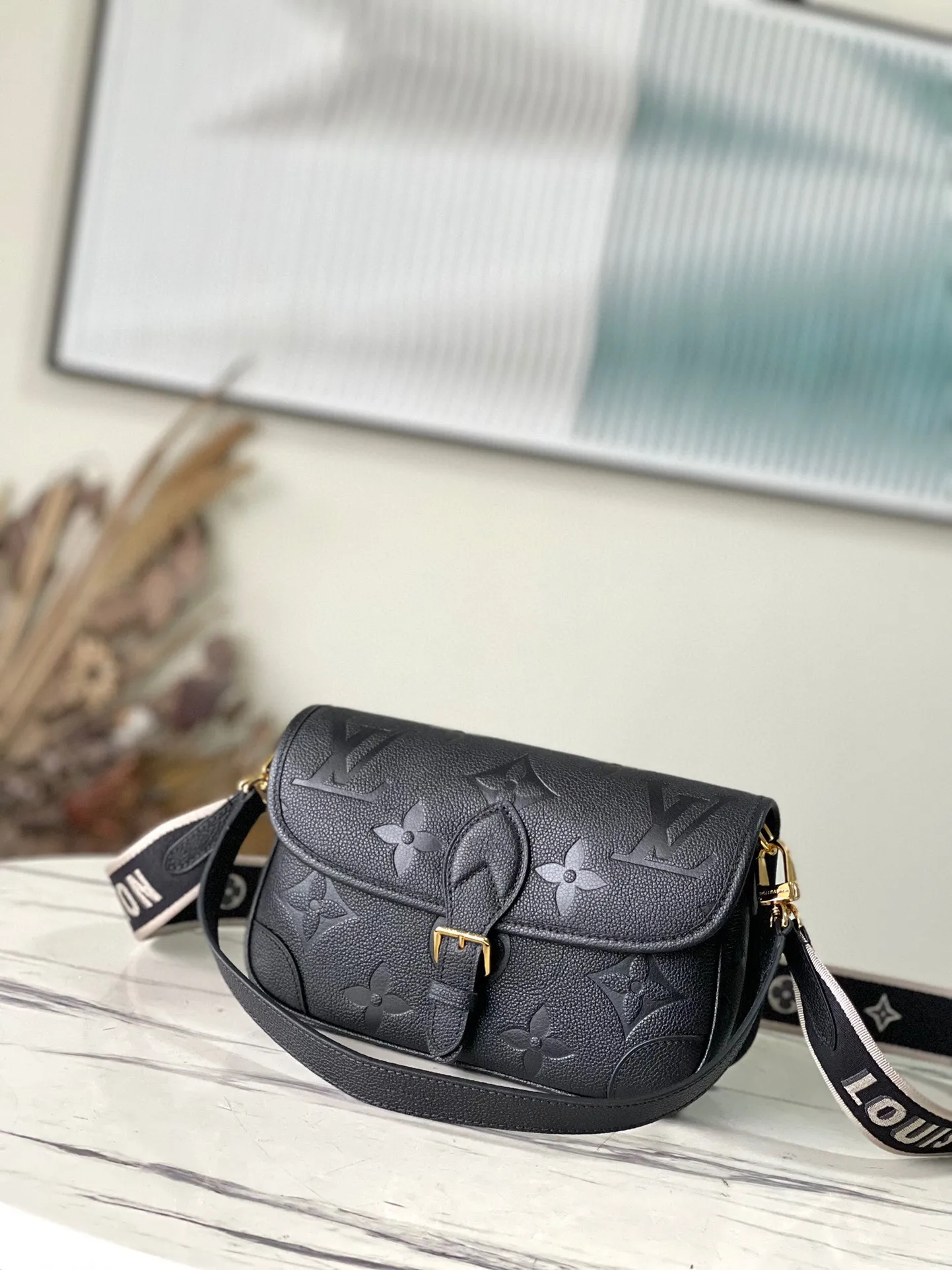 💰1100 (top-grain leather) top original order M46386 black. This Diane handbag is made of Louis Vuitton's classic Monogram Empreinte embossed leather. The brand logo is woven into the detachable wide jacquard shoulder strap. In addition to the detachable leather shoulder strap, a cross-body option is added, which can flexibly match the elegant style or dynamic style. Dimensions: 23 × 16 × 8.5 cm