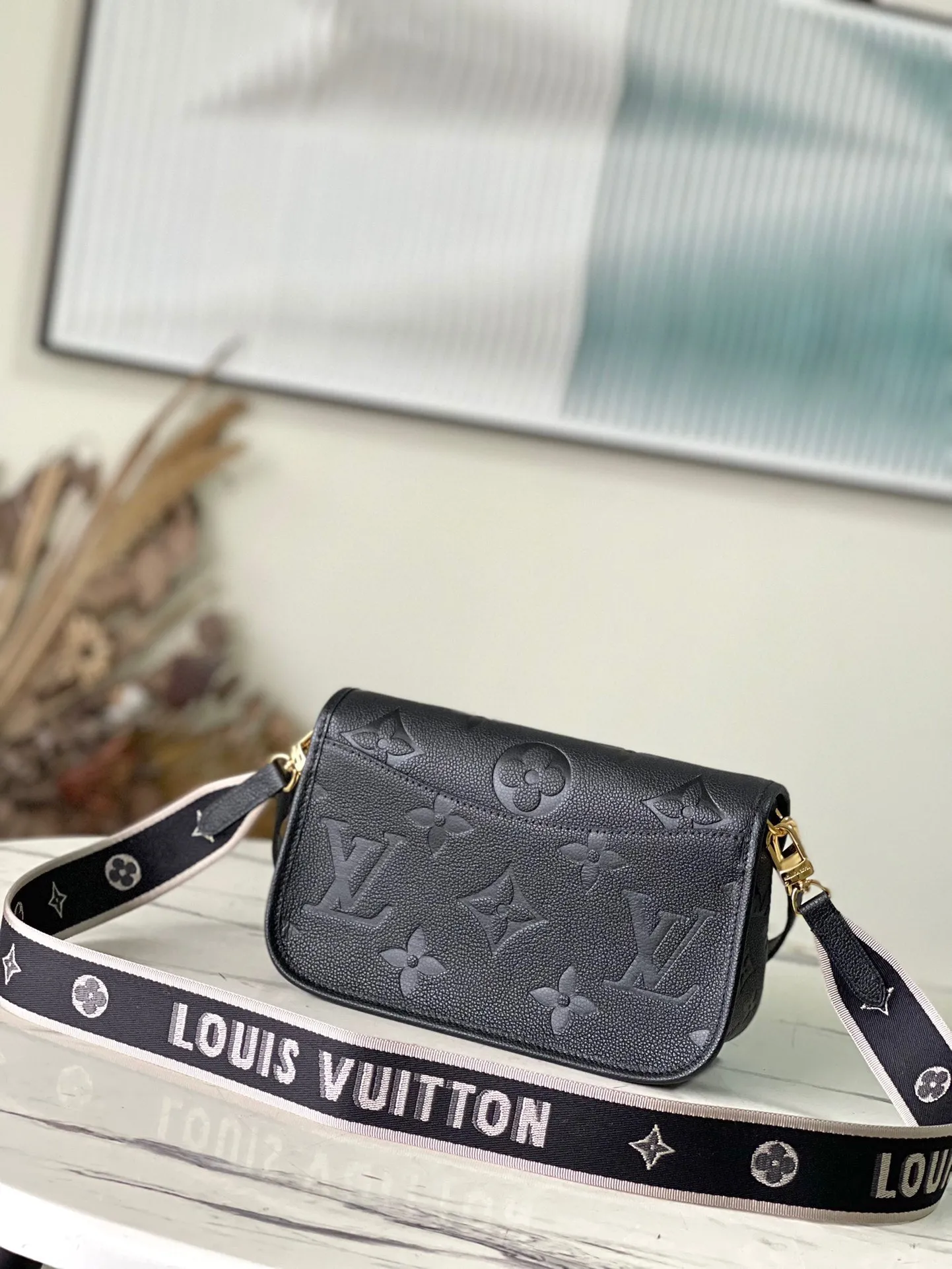 💰1100 (top-grain leather) top original order M46386 black. This Diane handbag is made of Louis Vuitton's classic Monogram Empreinte embossed leather. The brand logo is woven into the detachable wide jacquard shoulder strap. In addition to the detachable leather shoulder strap, a cross-body option is added, which can flexibly match the elegant style or dynamic style. Dimensions: 23 × 16 × 8.5 cm