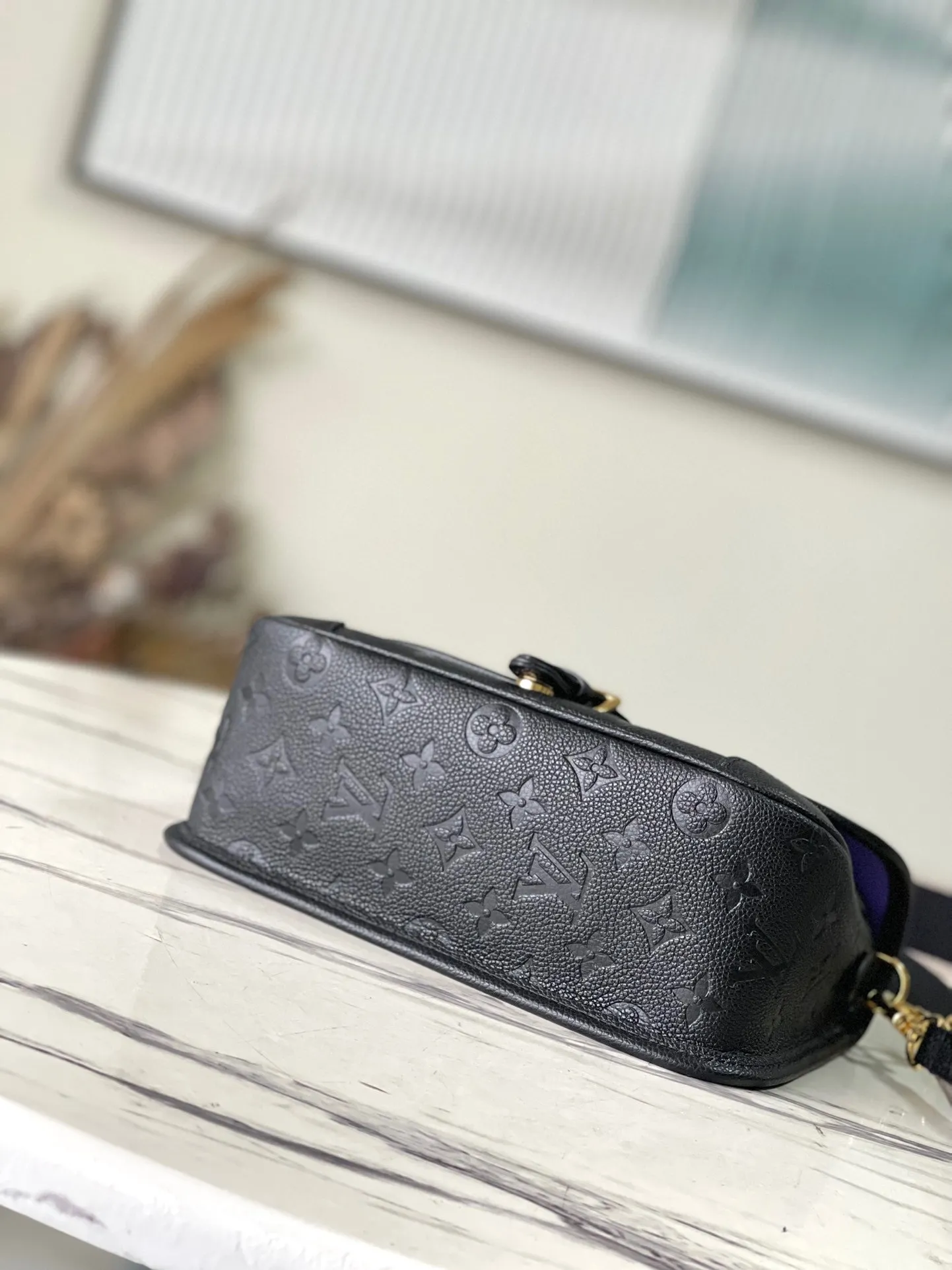 💰1100 (top-grain leather) top original order M46386 black. This Diane handbag is made of Louis Vuitton's classic Monogram Empreinte embossed leather. The brand logo is woven into the detachable wide jacquard shoulder strap. In addition to the detachable leather shoulder strap, a cross-body option is added, which can flexibly match the elegant style or dynamic style. Dimensions: 23 × 16 × 8.5 cm